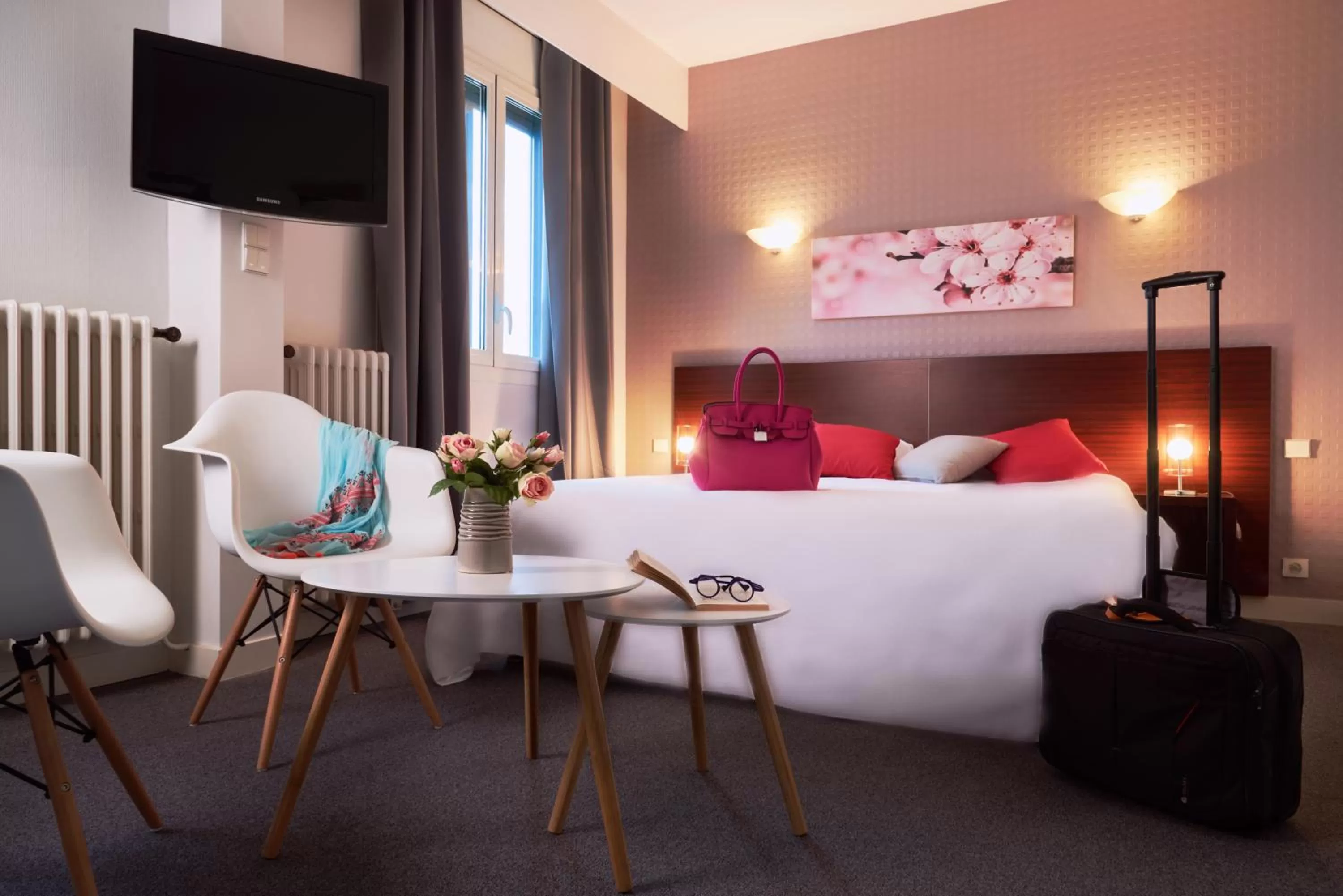 Bedroom, Bed in Logis Hotels Grand Hotel d'Orléans