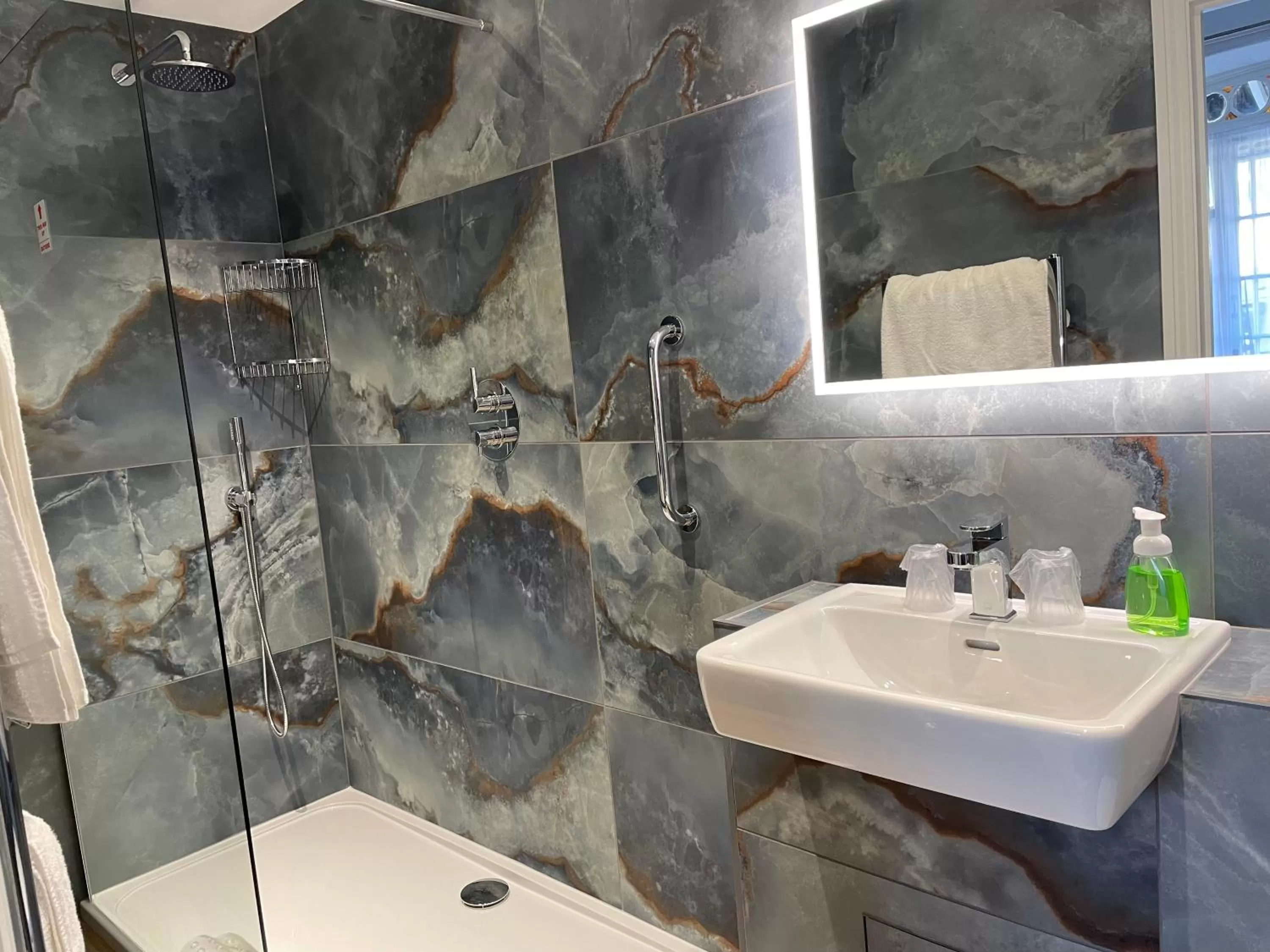 Shower in Bedford Hotel