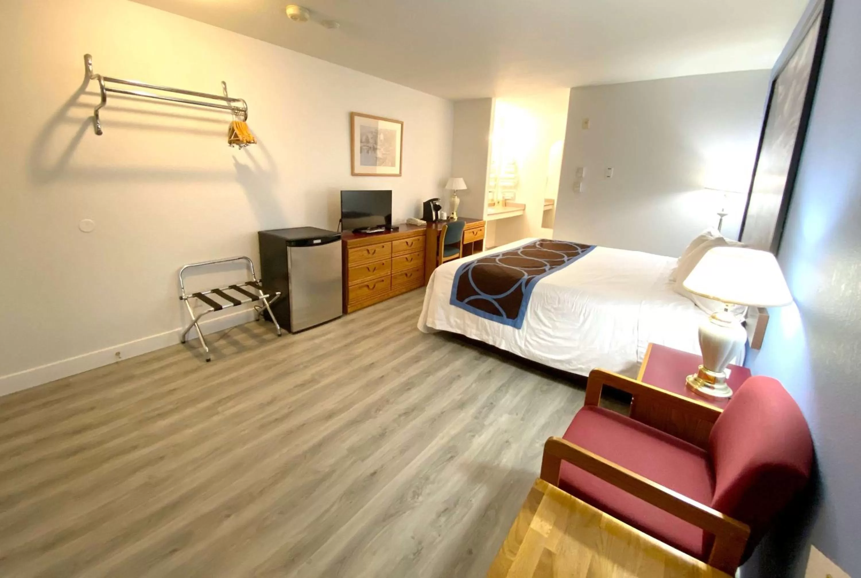 Photo of the whole room, Bed in Super 8 by Wyndham Sicamous