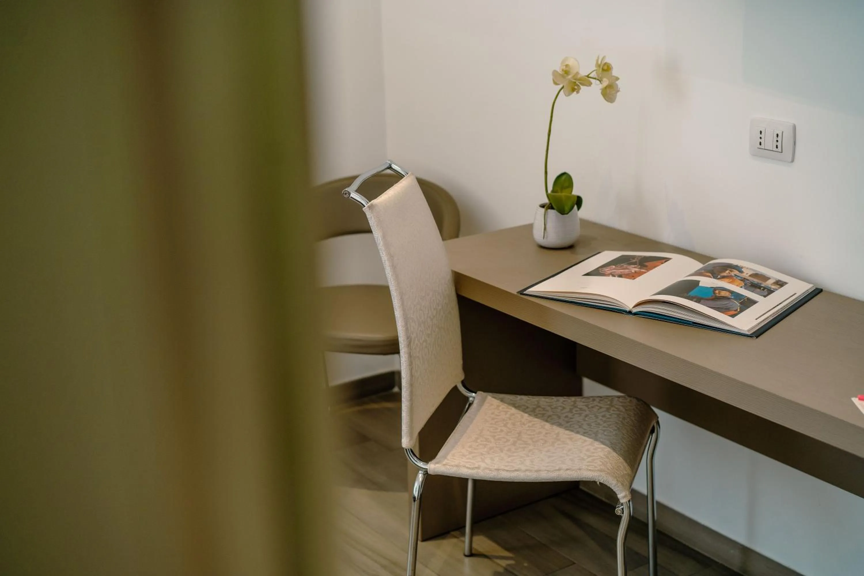 Photo of the whole room in Hotel Bruman Salerno