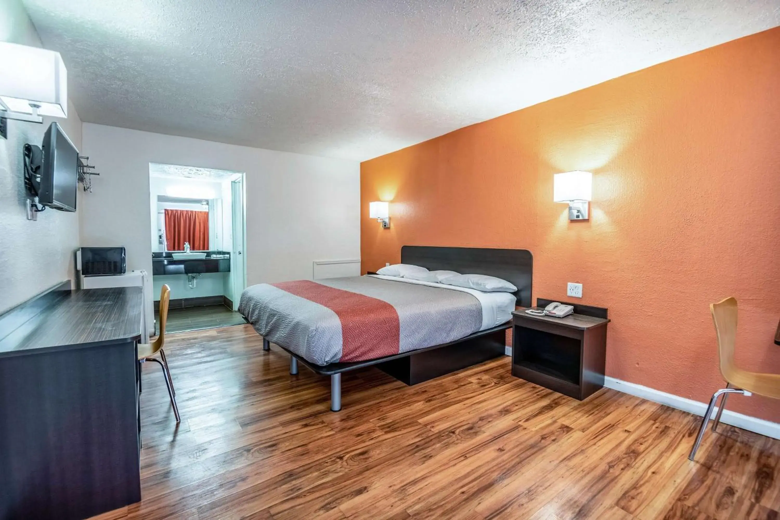 Bathroom, Bed in Motel 6-Columbus, OH