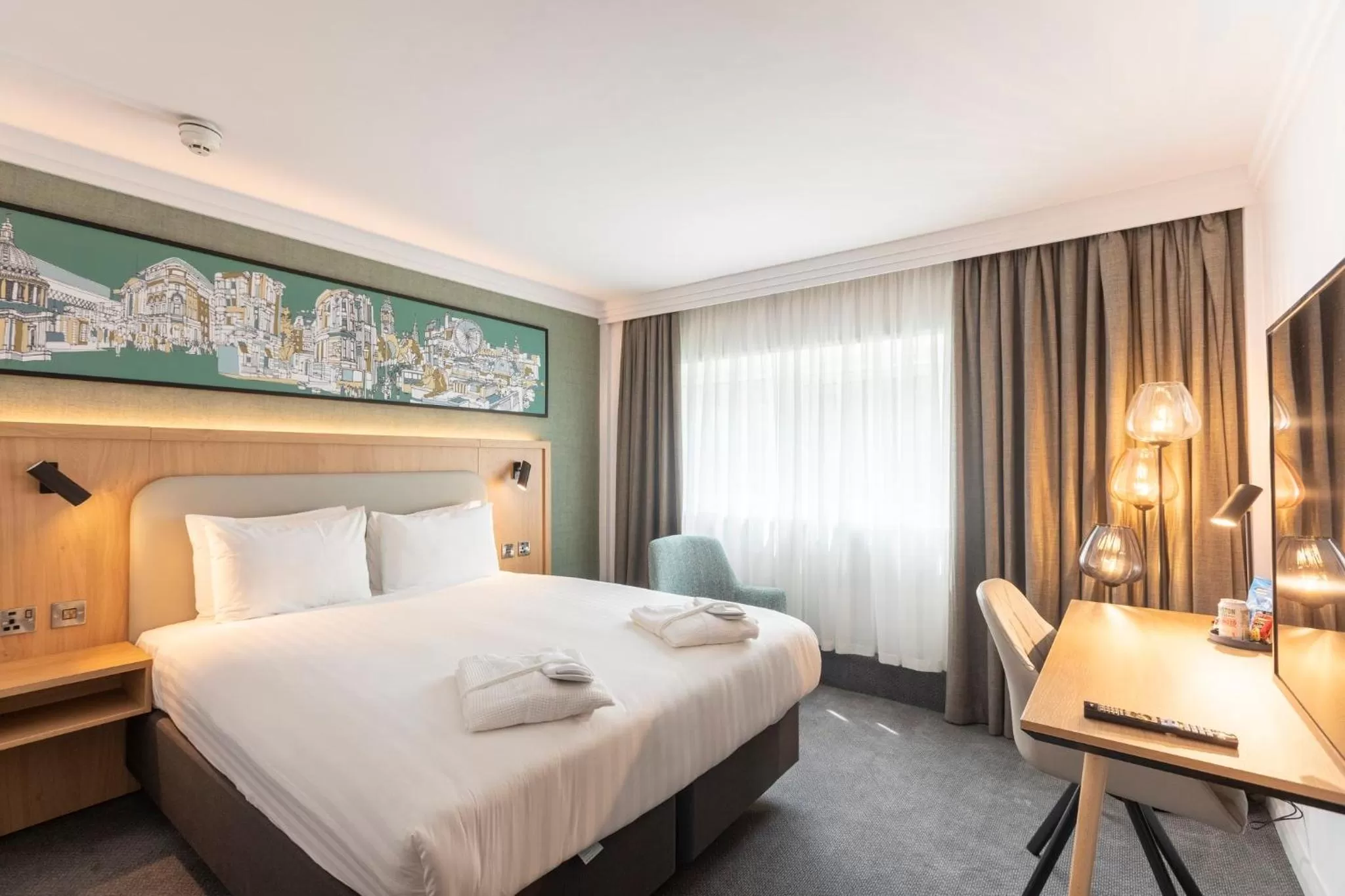 Photo of the whole room, Bed in Holiday Inn London - Regent's Park by IHG