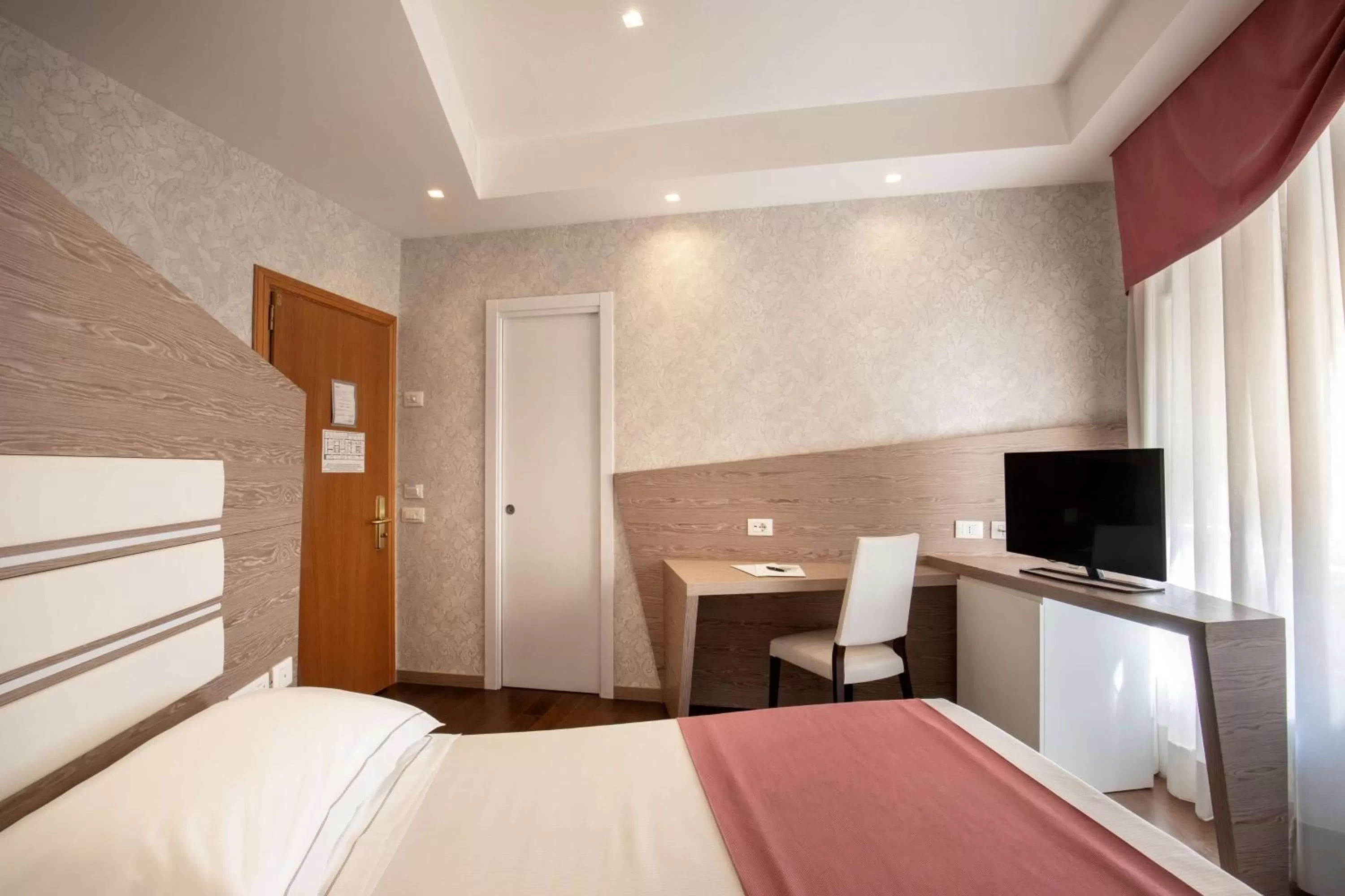 Bathroom, Bed in Hotel Diana Roof Garden