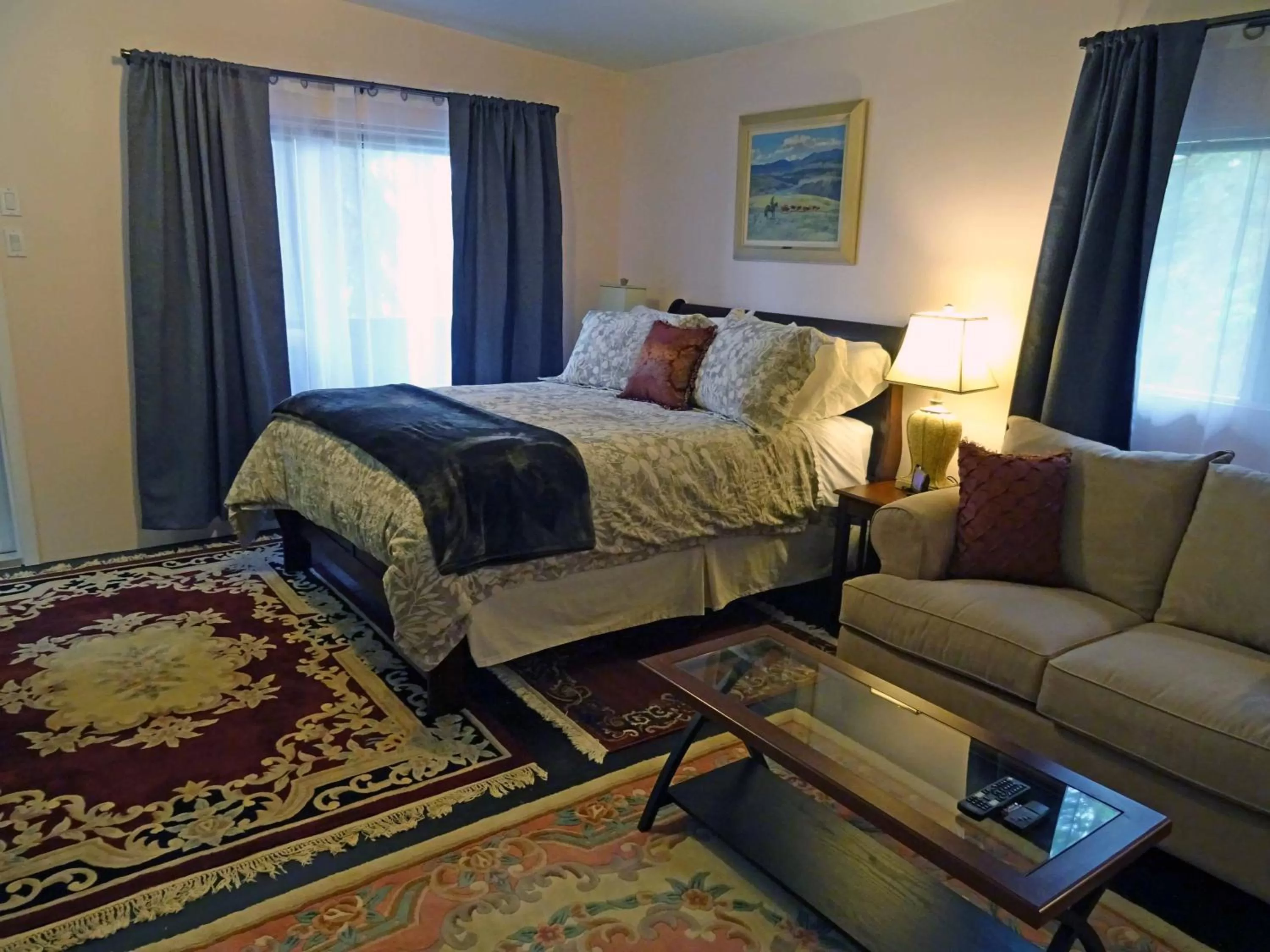 Photo of the whole room, Bed in Eagle's Nest Resort