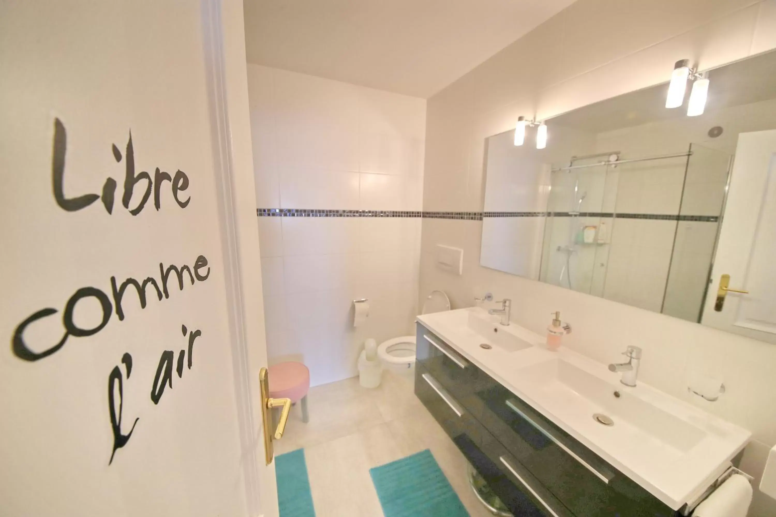 Bathroom in B&B Corseaux Beach & Riviera Beach