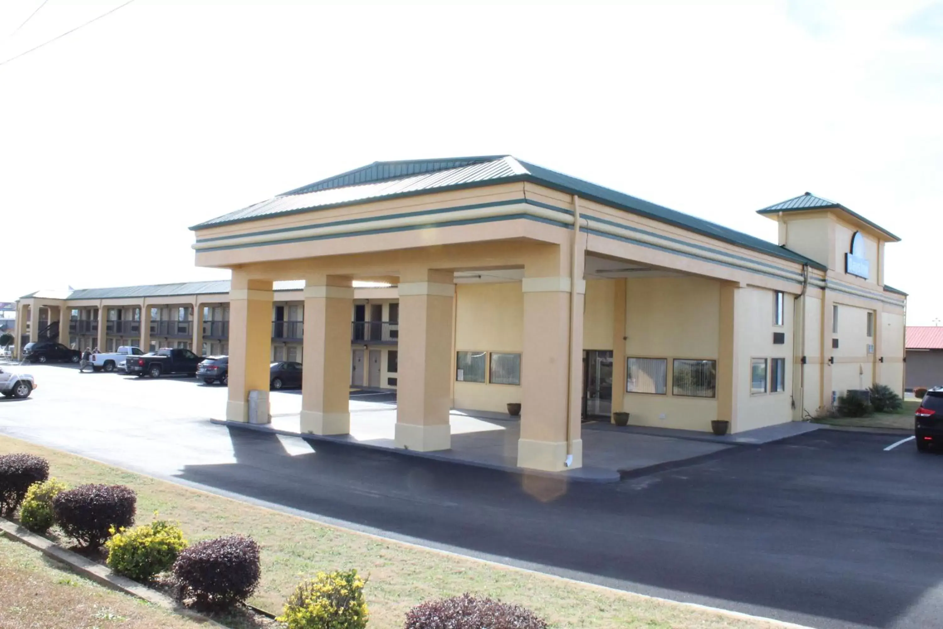 Facade/entrance in Days Inn by Wyndham Byron Facade/entrance in Days Inn by Wyndham Byron