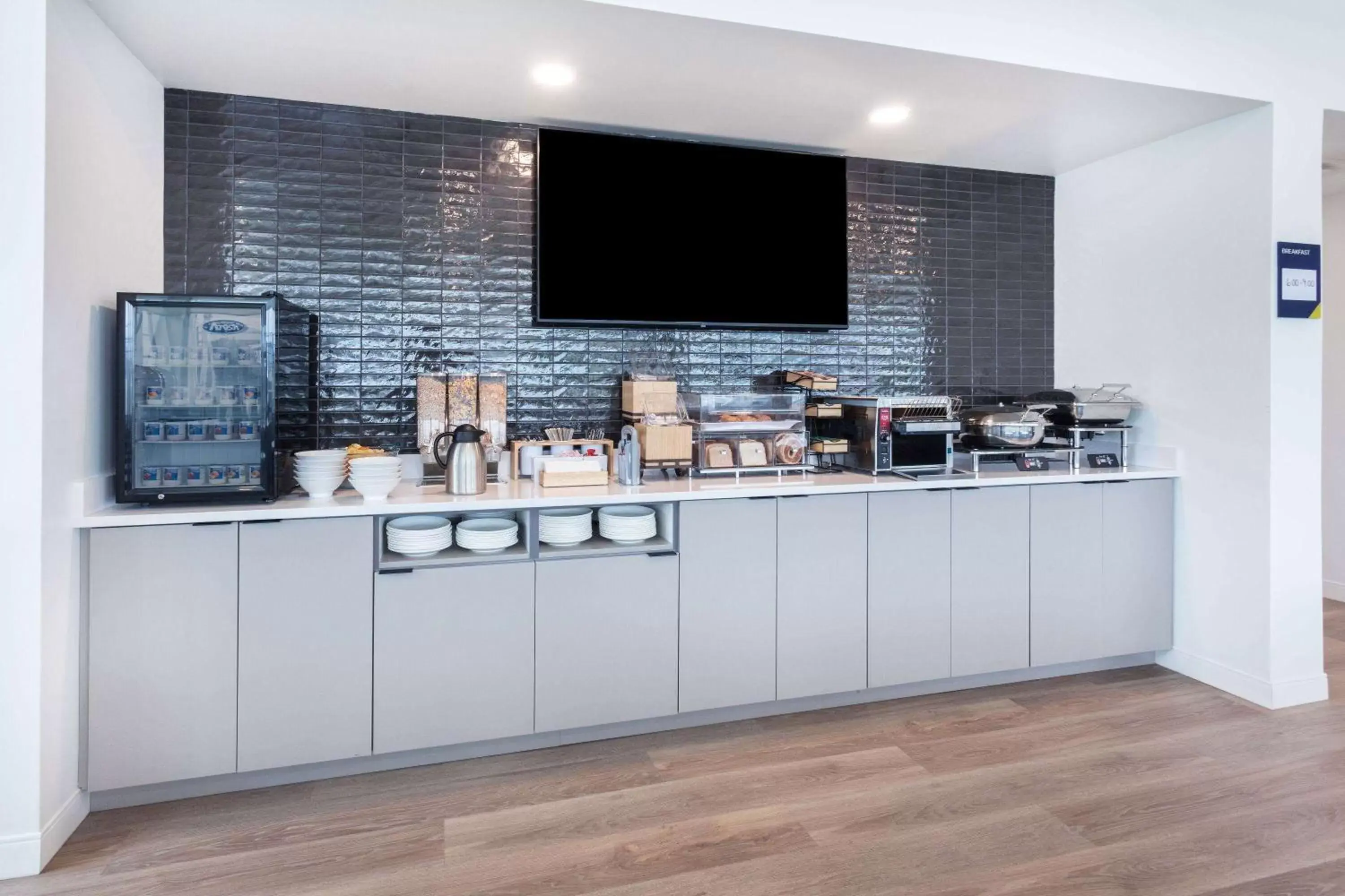 Breakfast, Kitchen/Kitchenette in Microtel Inn & Suites by Wyndham Summerside