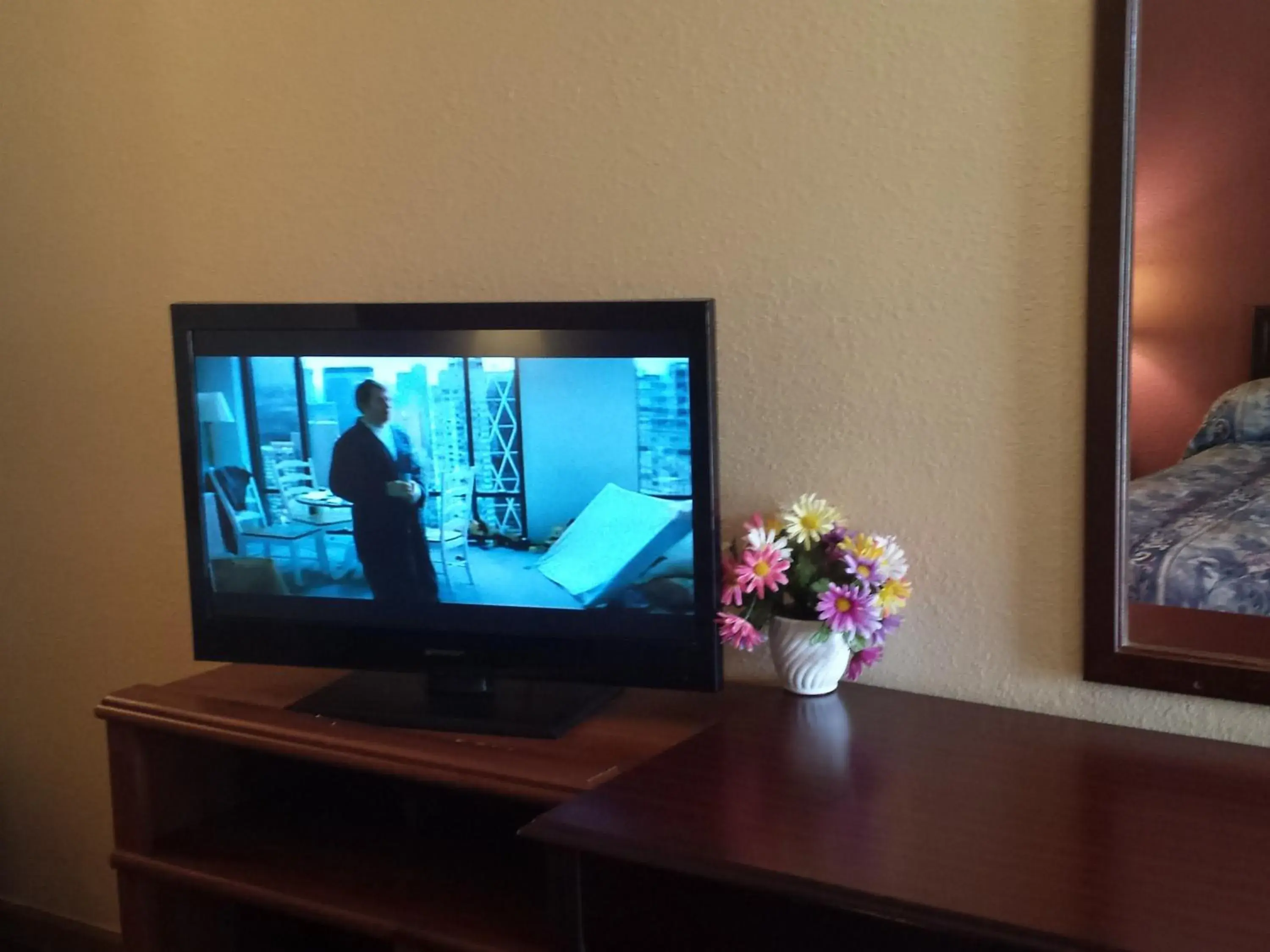 TV and multimedia, TV/Entertainment Center in First Western Inn - Fairmont City