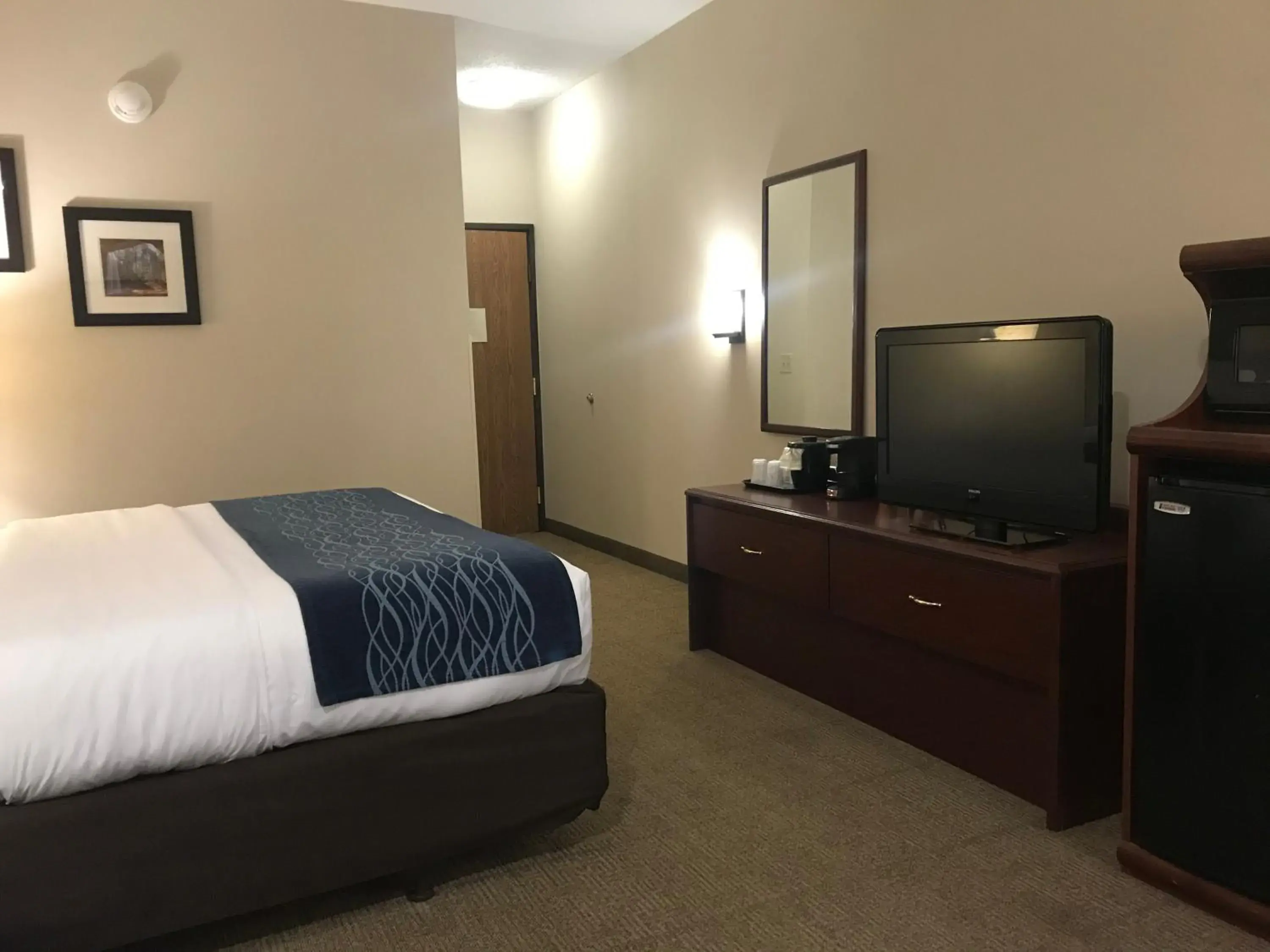 Bedroom, TV/Entertainment Center in Comfort Inn
