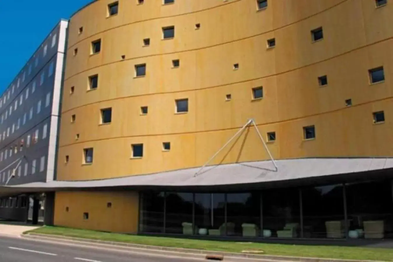 Facade/entrance in Standing Hotel Suites by Actisource Facade/entrance in Standing Hotel Suites by Actisource