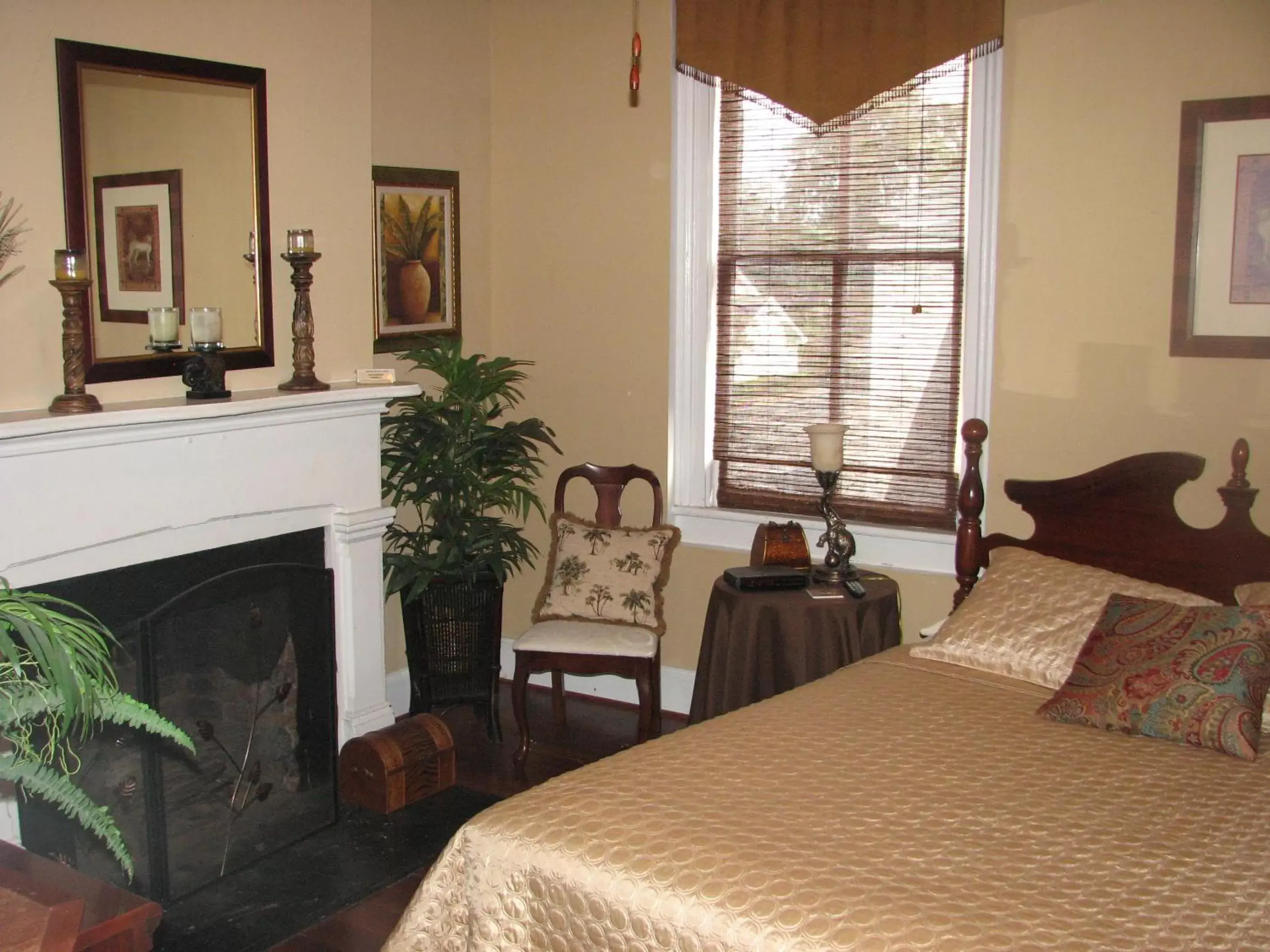 Photo of the whole room, Bed in Olde Town Inn