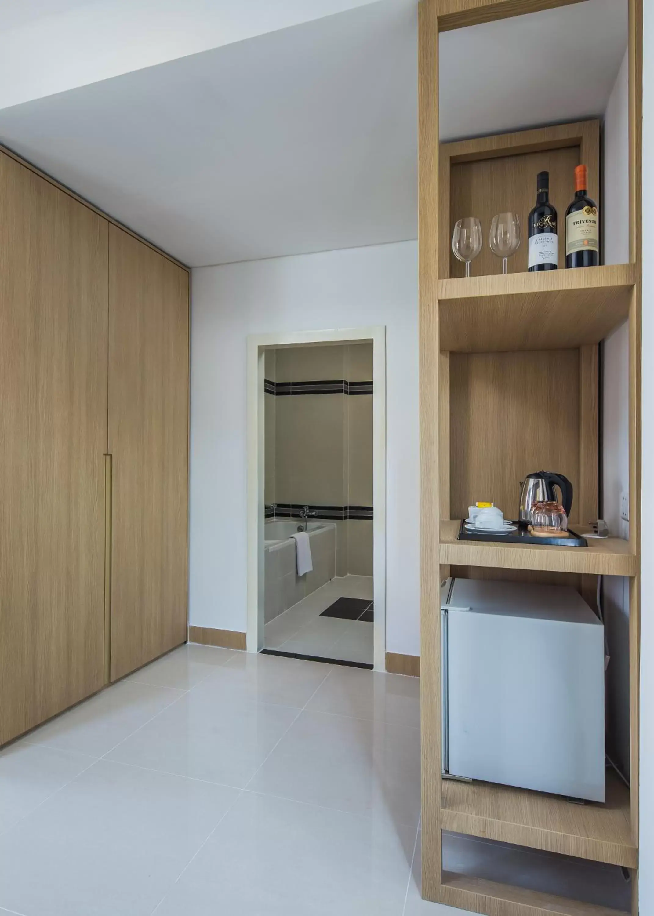 Coffee/tea facilities, TV/Entertainment Center in Altos Hotel