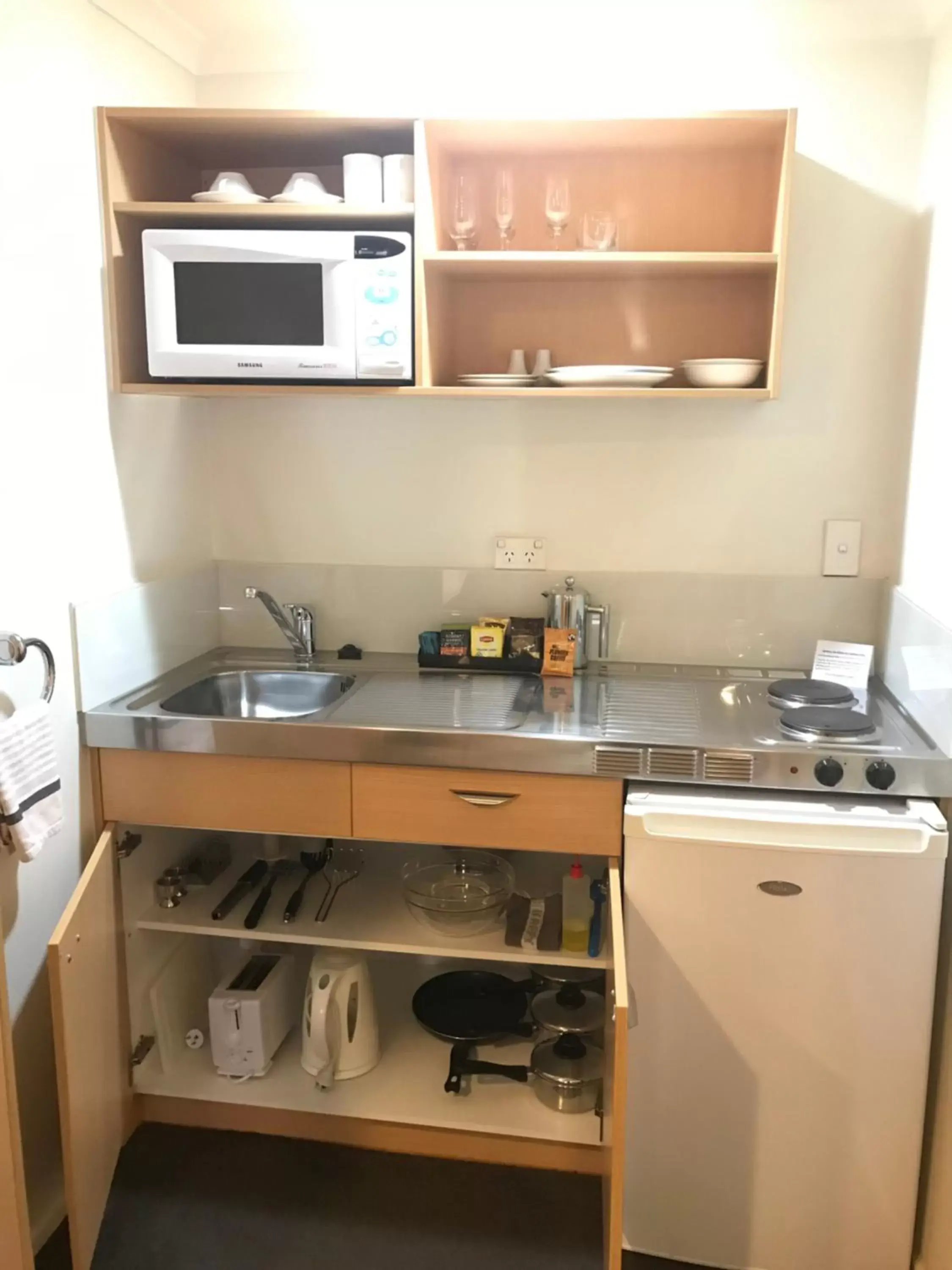 Kitchen or kitchenette, Kitchen/Kitchenette in Harbour City Motor Inn & Conference