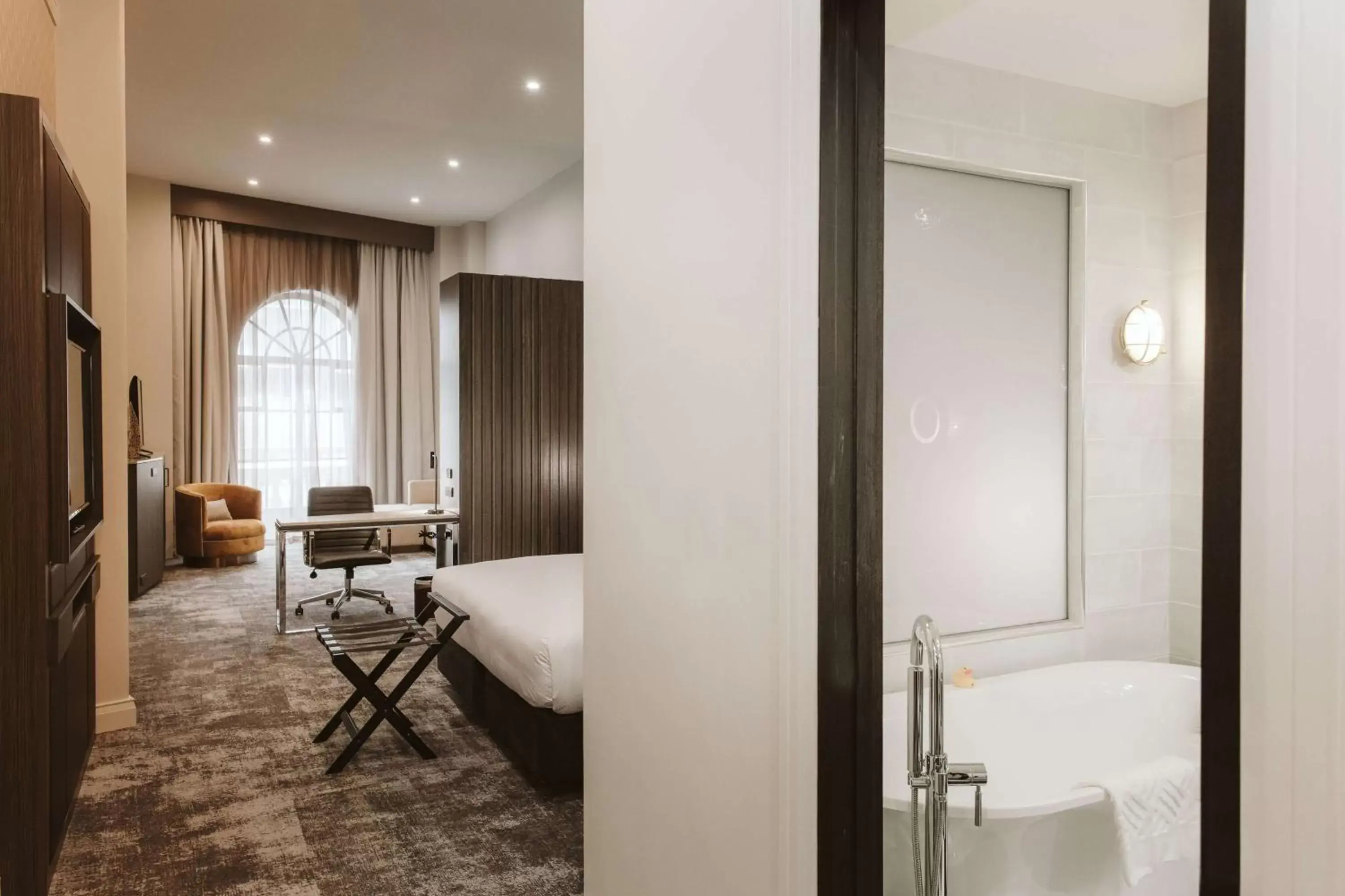 Bedroom, Bathroom in Doubletree By Hilton Wellington