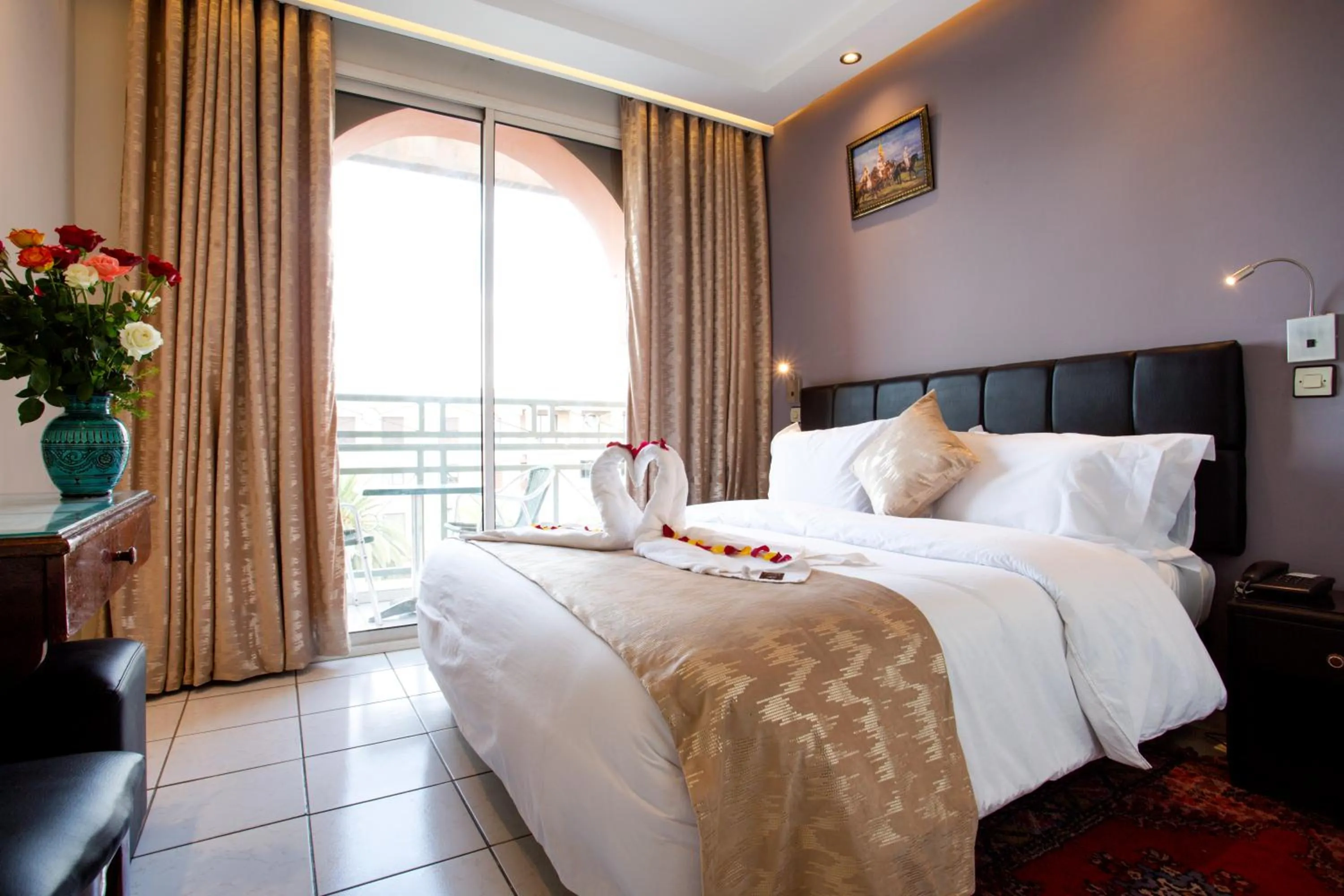 Quiet street view, Bed in Hotel Akabar