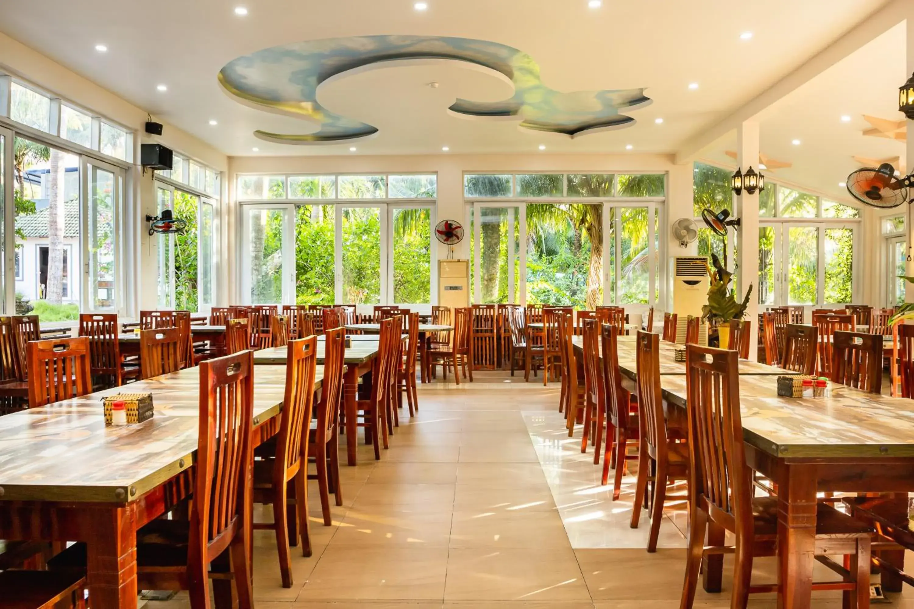 Restaurant/Places to Eat in Phu Van Resort & Spa