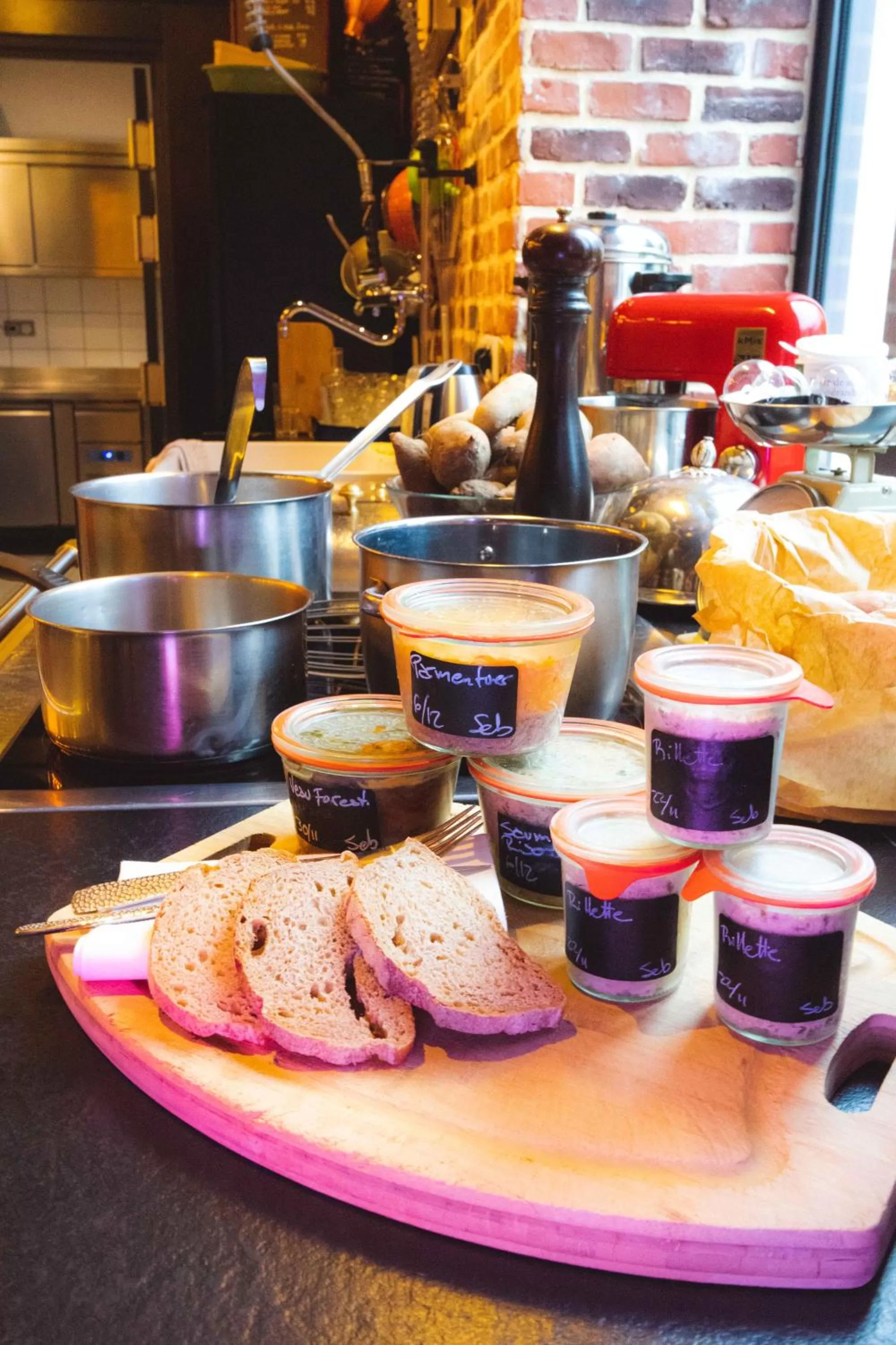 Restaurant/places to eat in Le Magic Hall