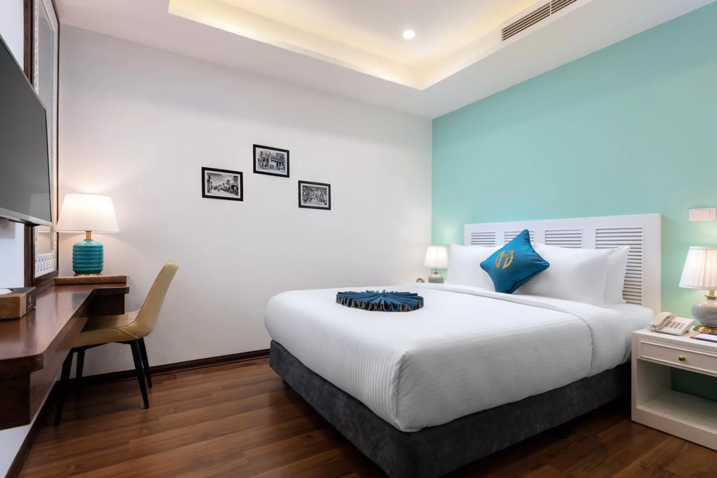 Deluxe Double or Twin Room in Minasi HanoiOi Lakeside Hotel Deluxe Double or Twin Room in Minasi HanoiOi Lakeside Hotel