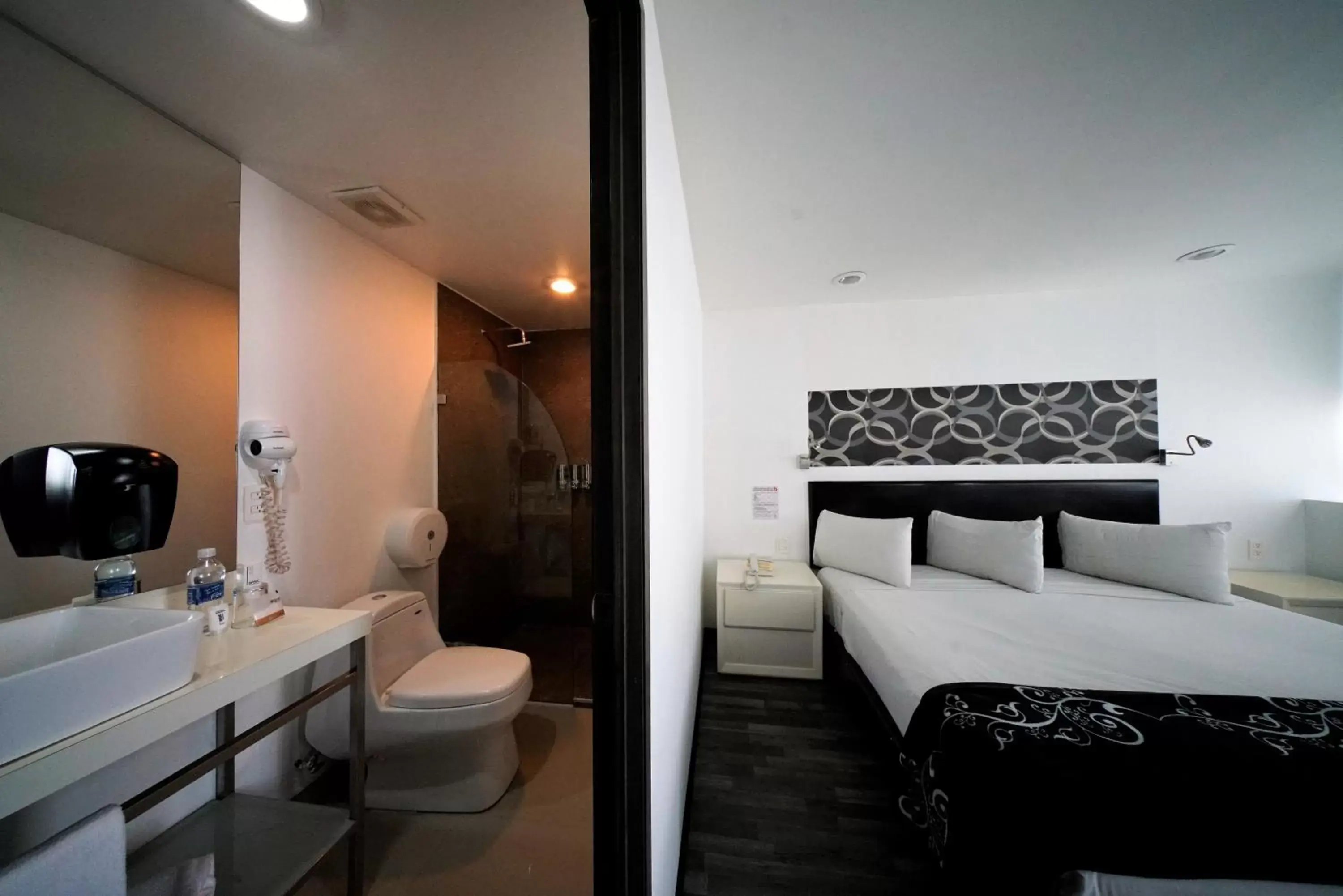 Bedroom, Bathroom in Hotel Black Mexico City