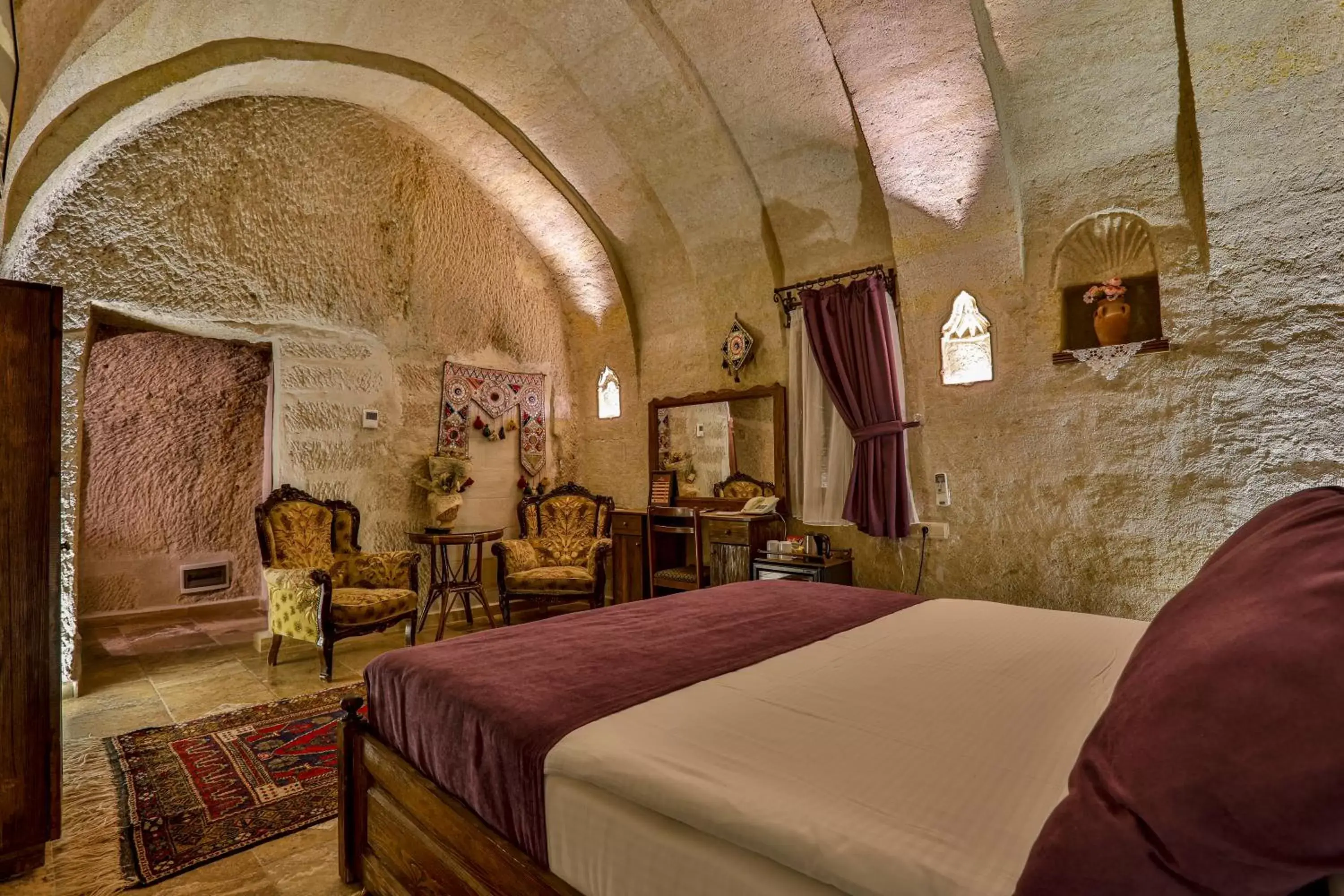 Photo of the whole room, Bed in Hidden Cave Hotel