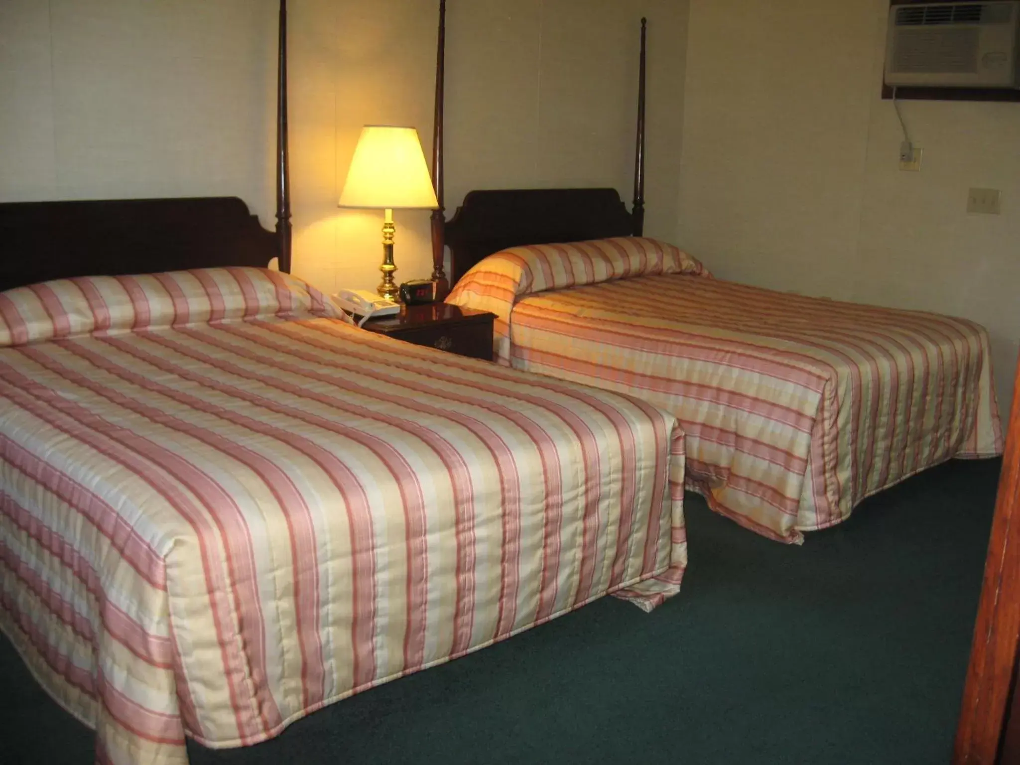 Bed in Lockport Inn and Suites