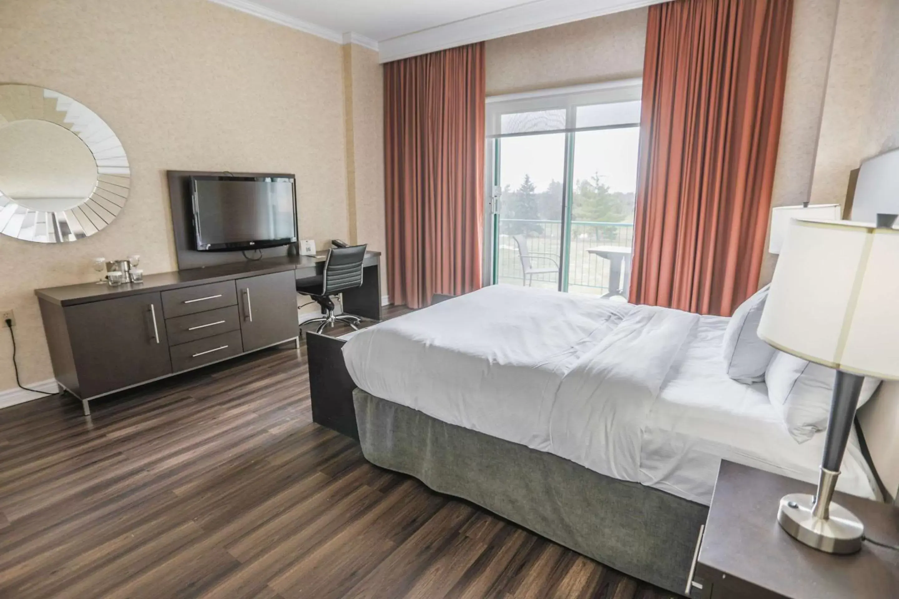 Bedroom, TV/Entertainment Center in Chateau Cartier Hotel & Resort Ascend Hotel Collection