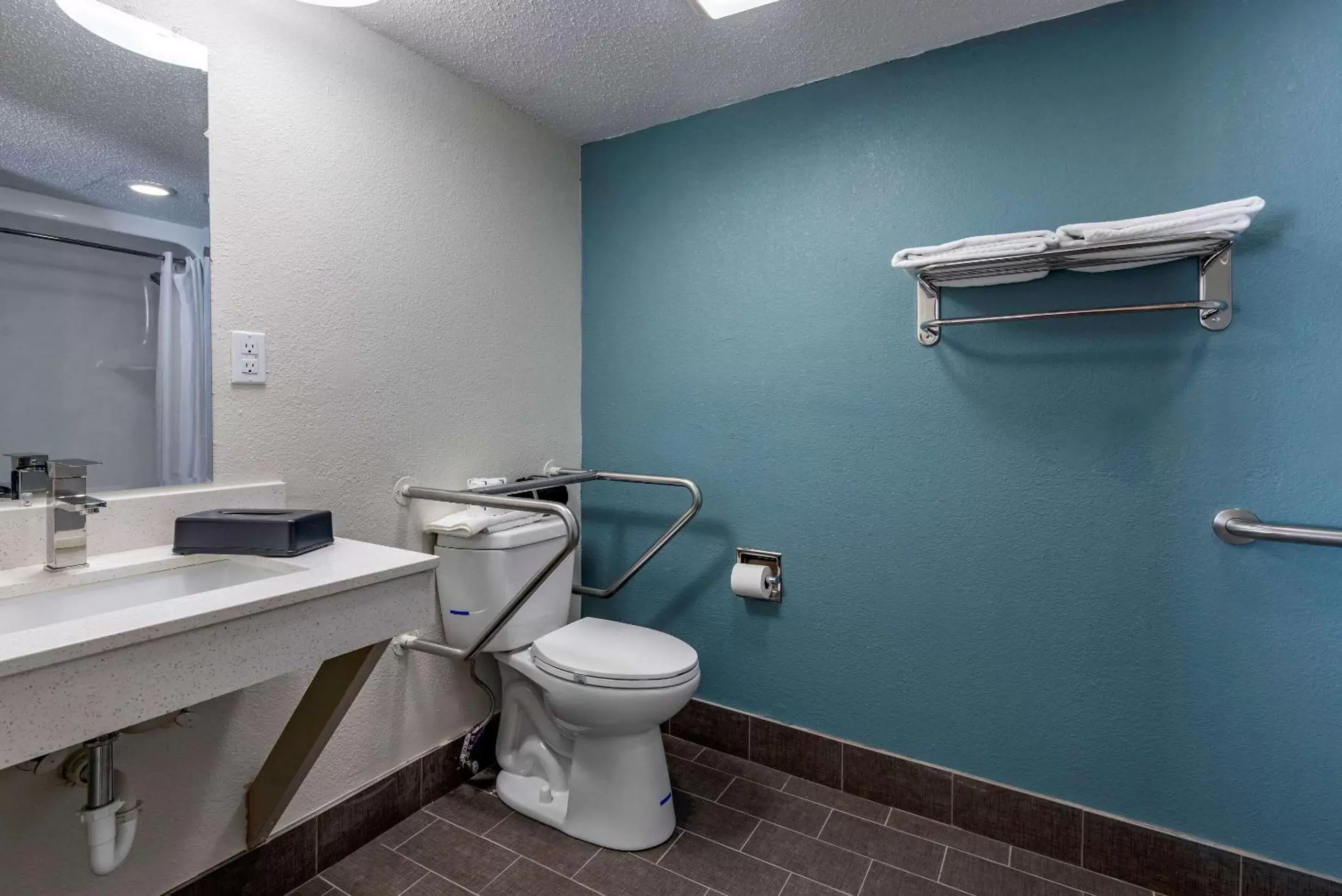 Bedroom, Bathroom in Sleep Inn - Salisbury I-85