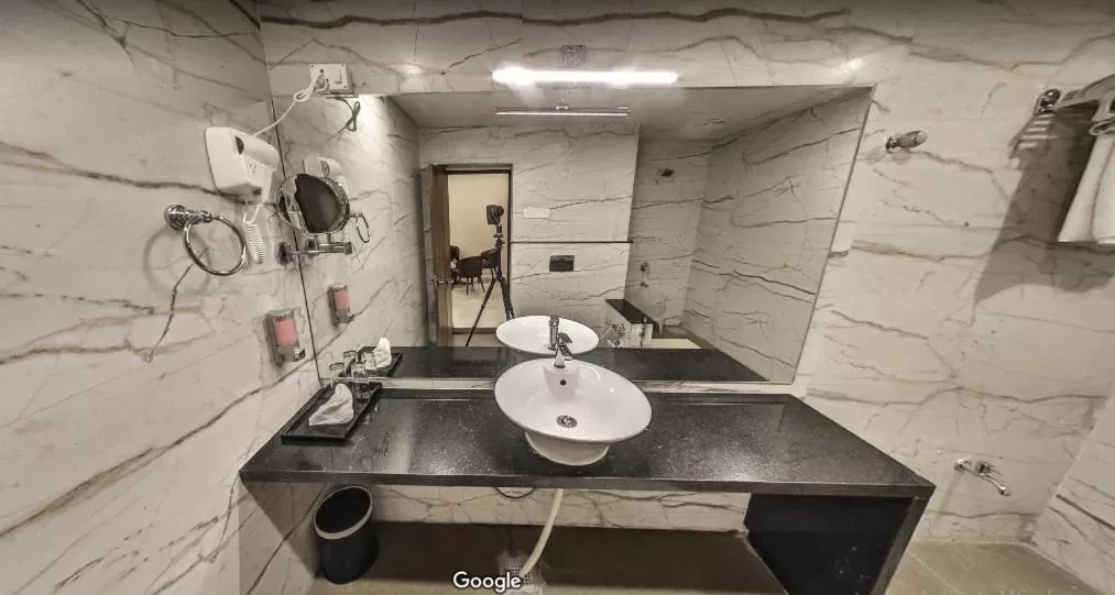 Bathroom in Hotel Bharat