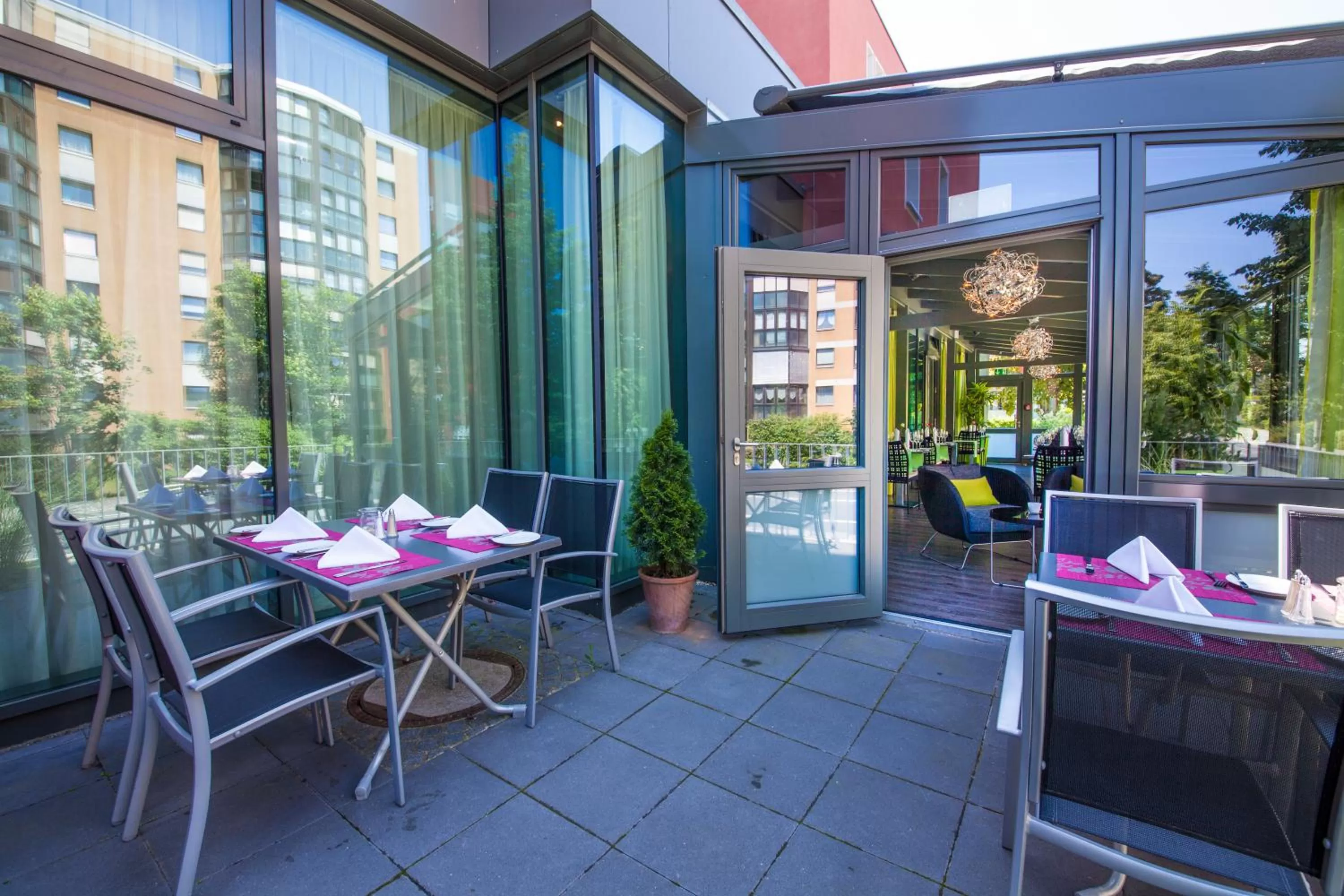 Restaurant/places to eat in Novina Hotel Tillypark