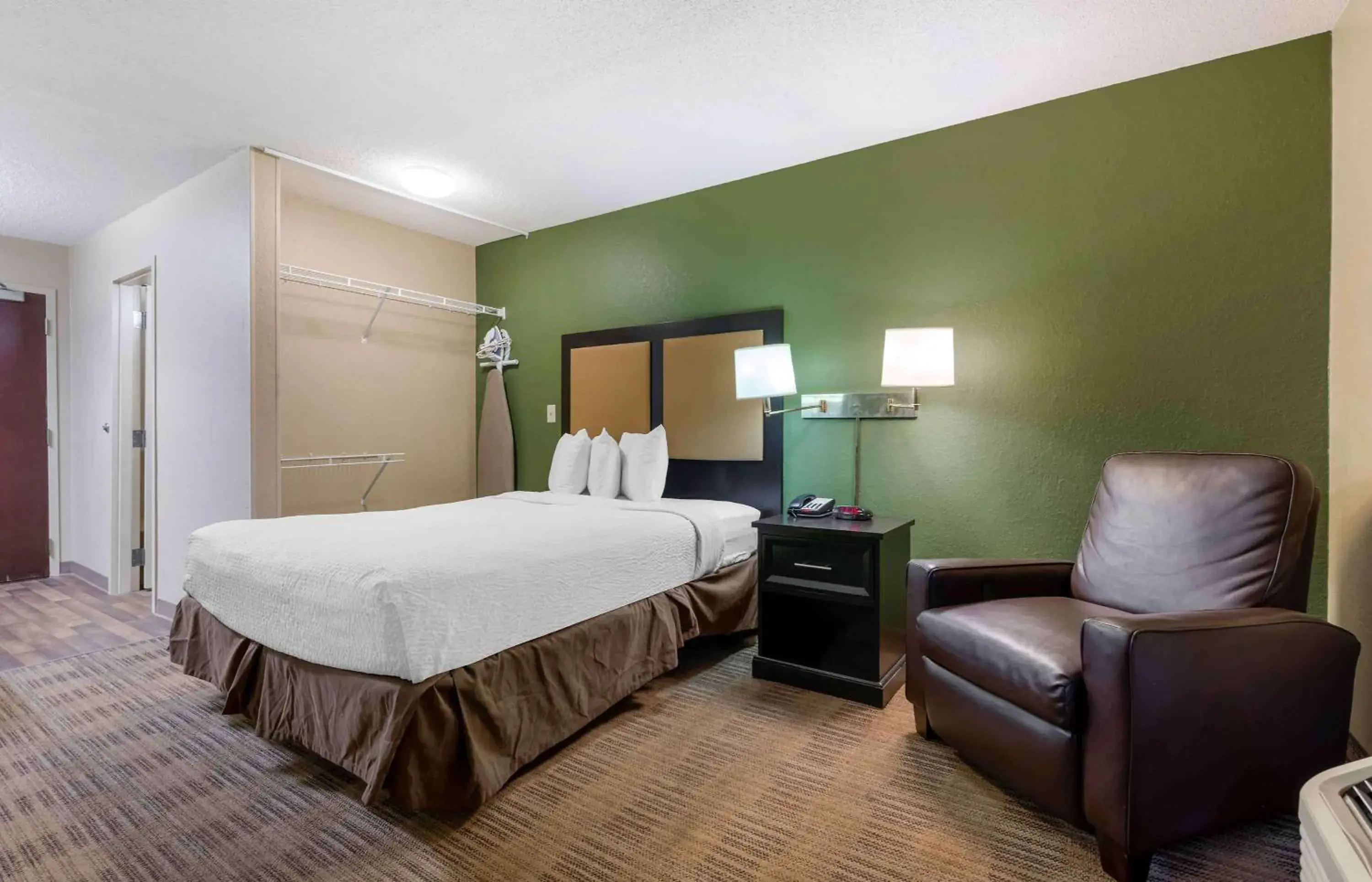 Bedroom, Bed in Extended Stay America Suites - Jacksonville - Lenoir Avenue East