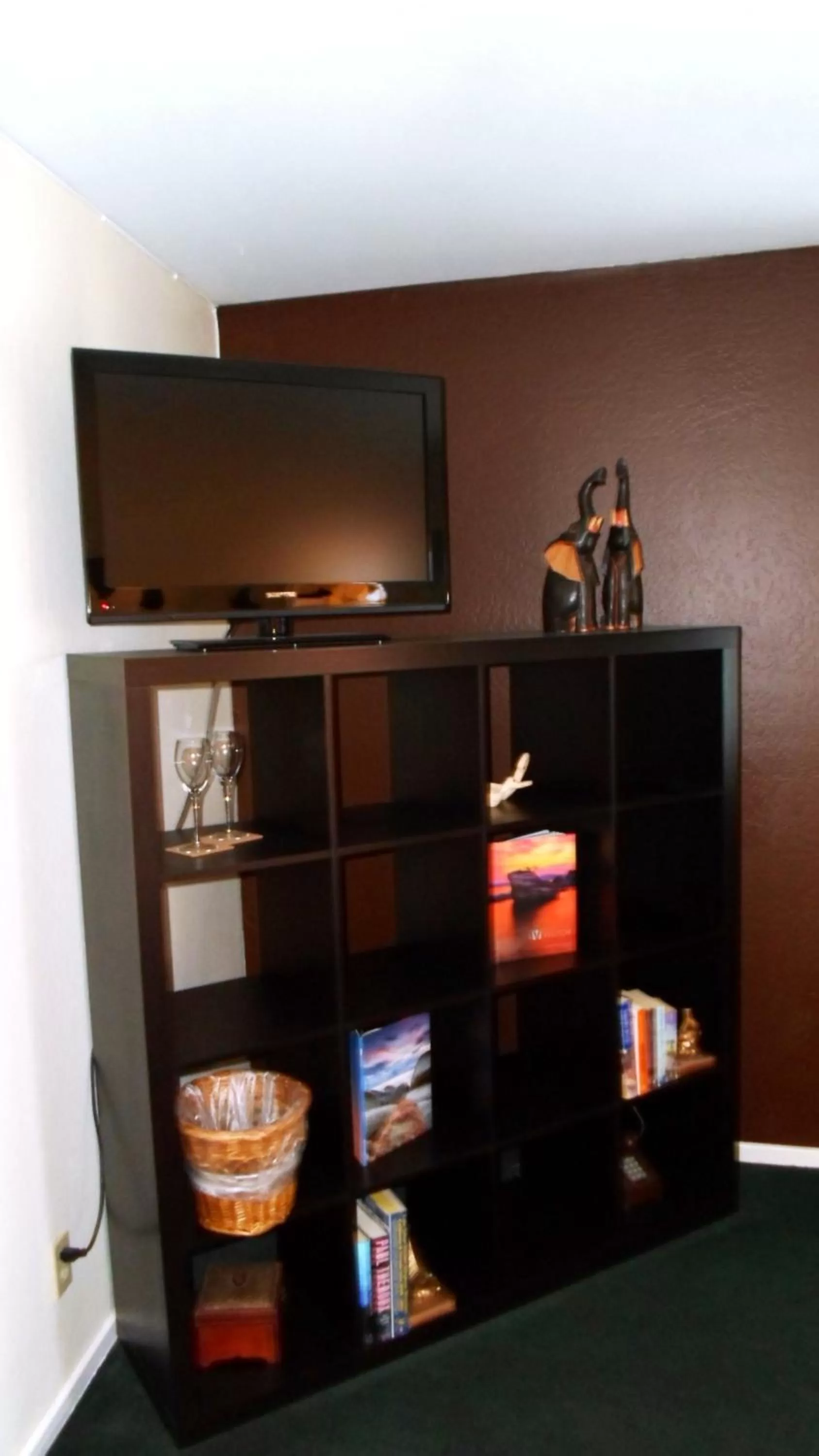 TV and multimedia, TV/Entertainment Center in Paradice Motel