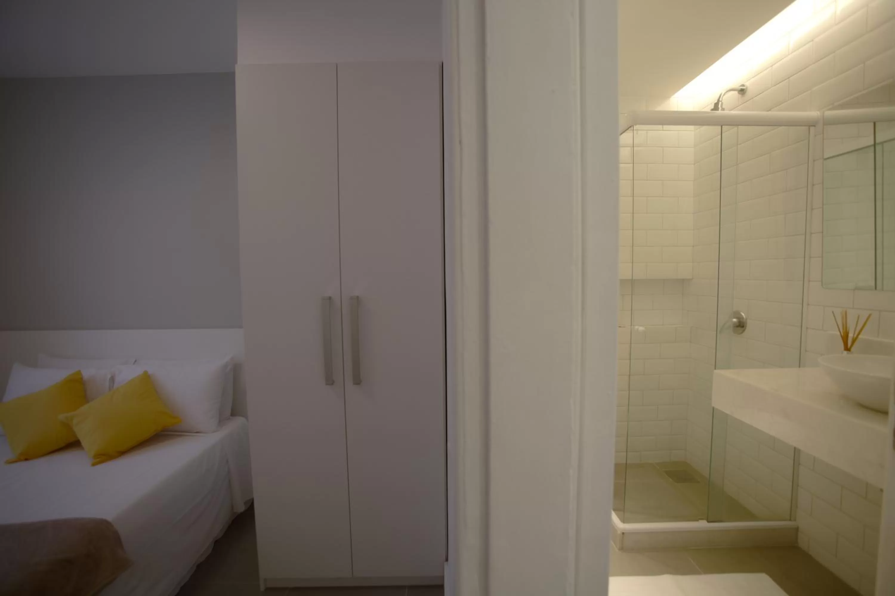Bathroom, Bed in Sugar Loft Apartments