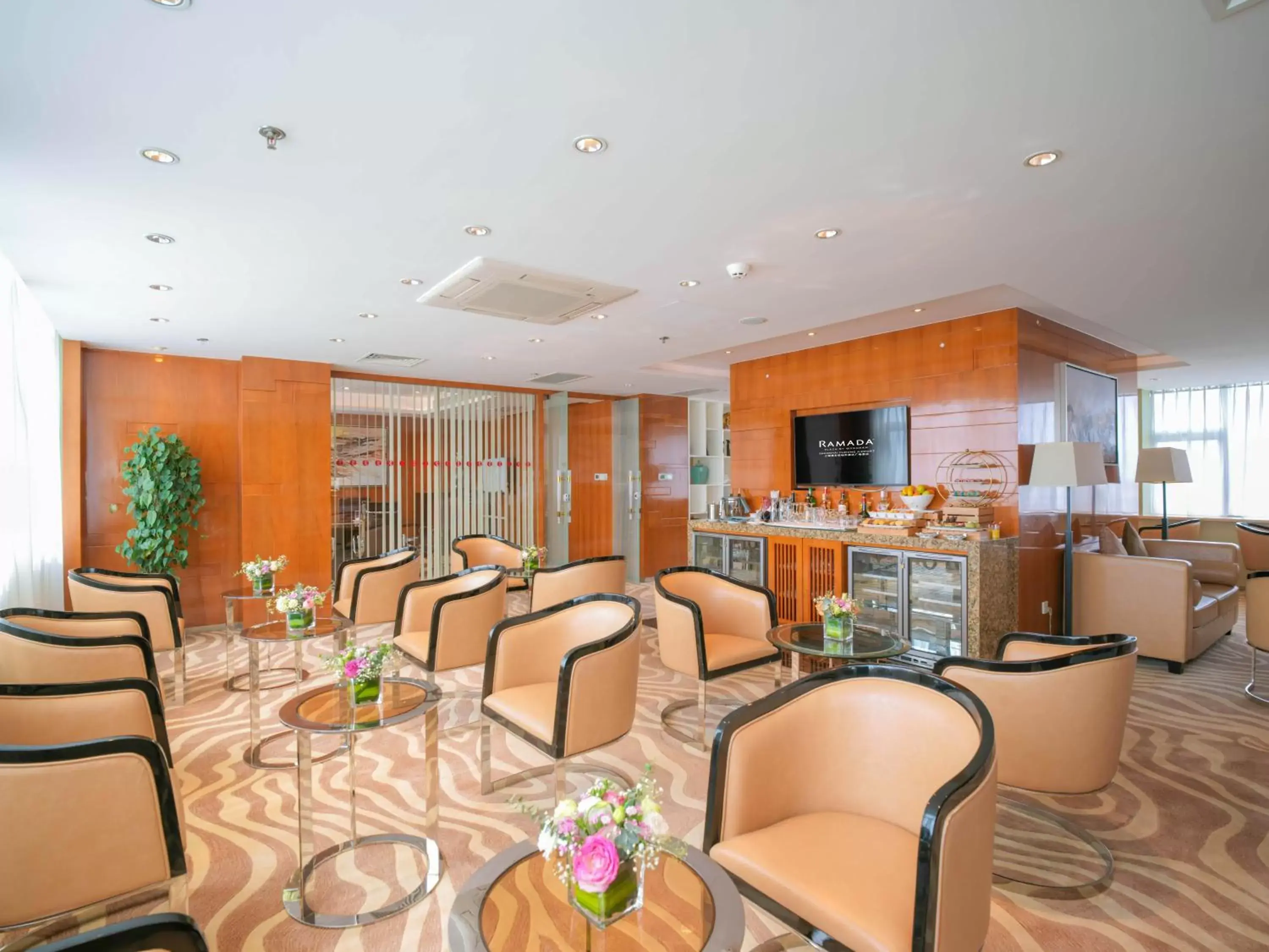 Communal lounge/ TV room, Lounge/Bar in Ramada Plaza Shanghai Pudong Airport - A journey starts at the PVG Airport