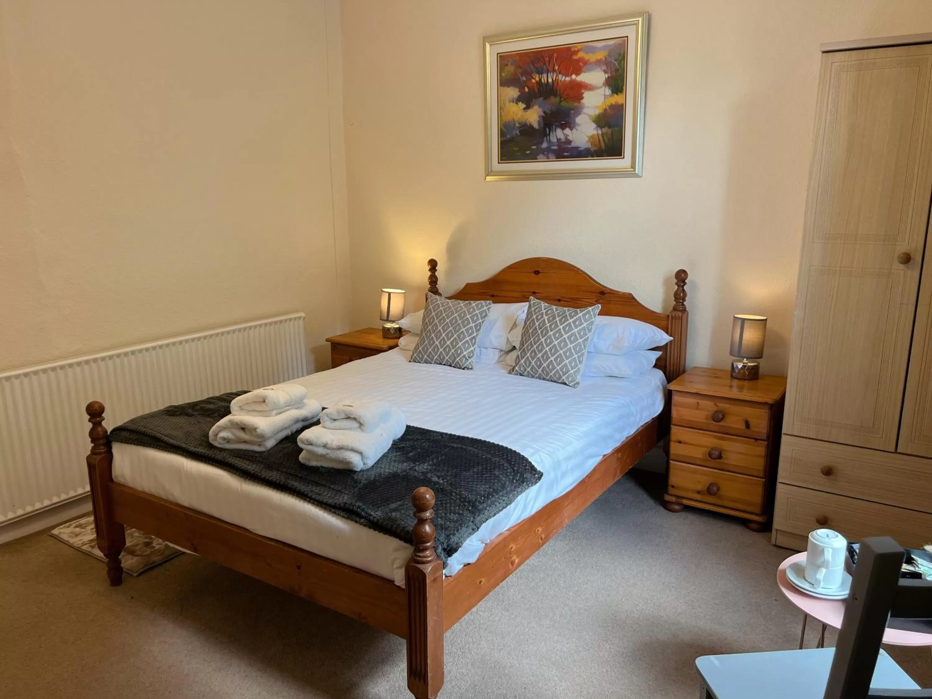 Photo of the whole room, Bed in Stone Lodge