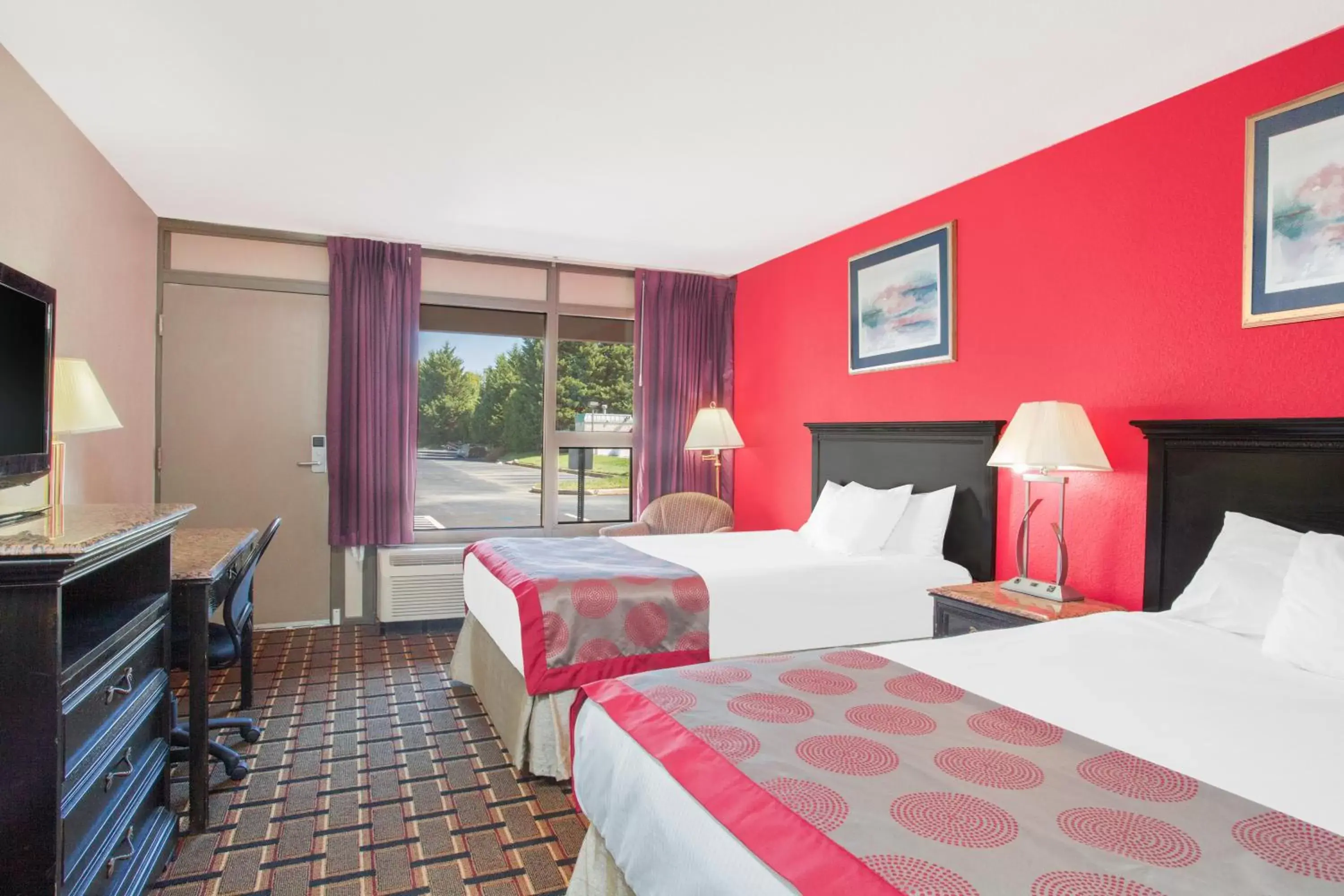 Bed in Ramada by Wyndham Edgewood Hotel & Conference Center