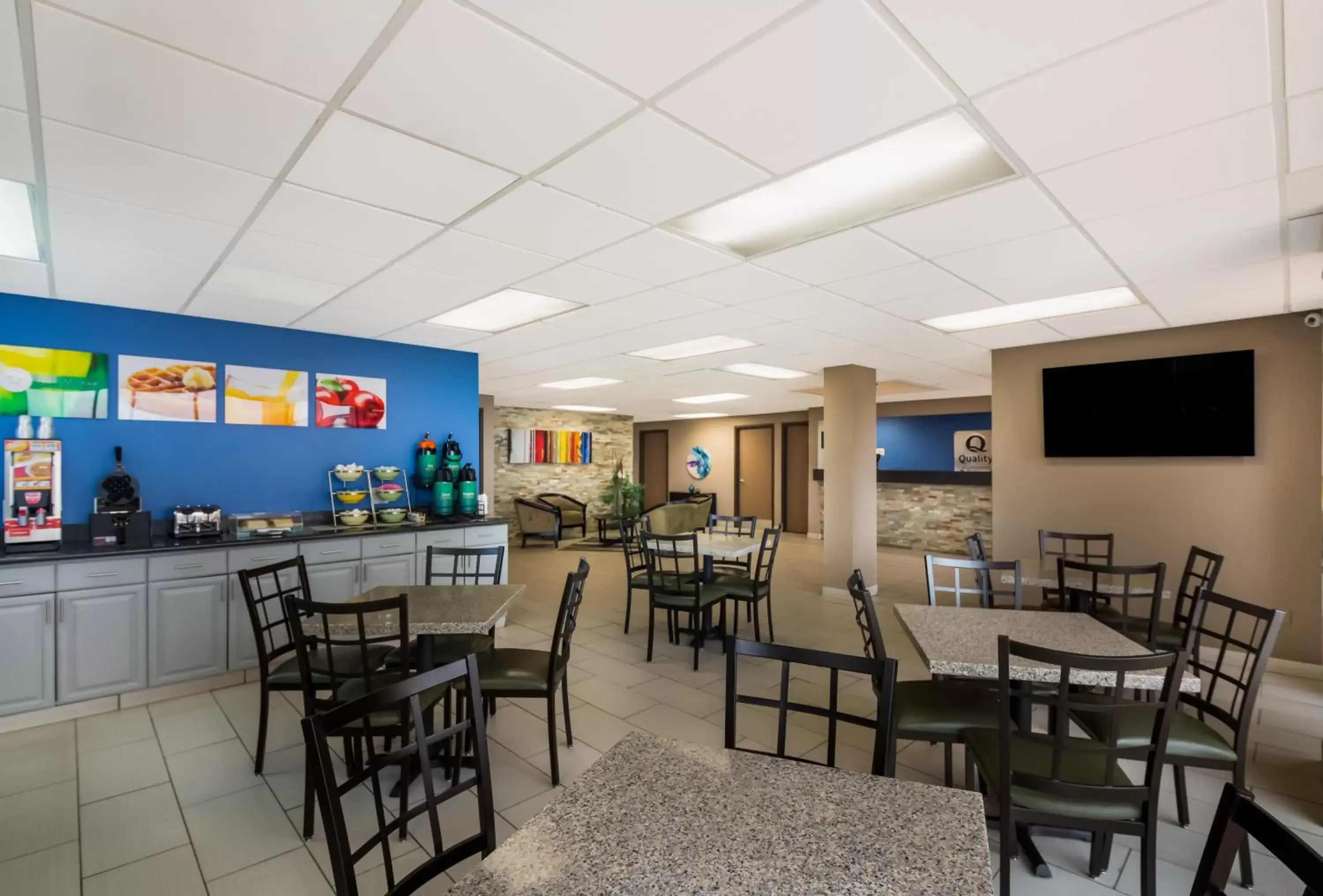 Dining area, Lounge/Bar in Quality Inn & Suites Round Rock