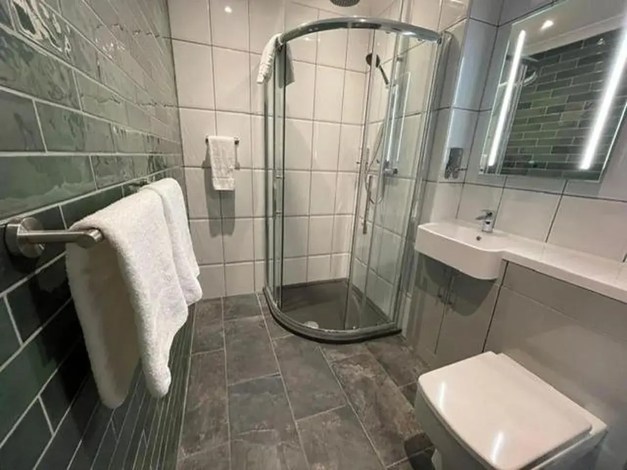 Bathroom in Devoncove Hotel Glasgow