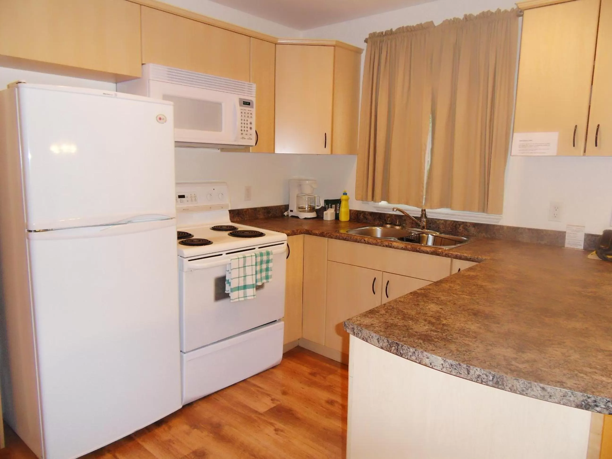 Kitchen or kitchenette in The Hitching Post Motel