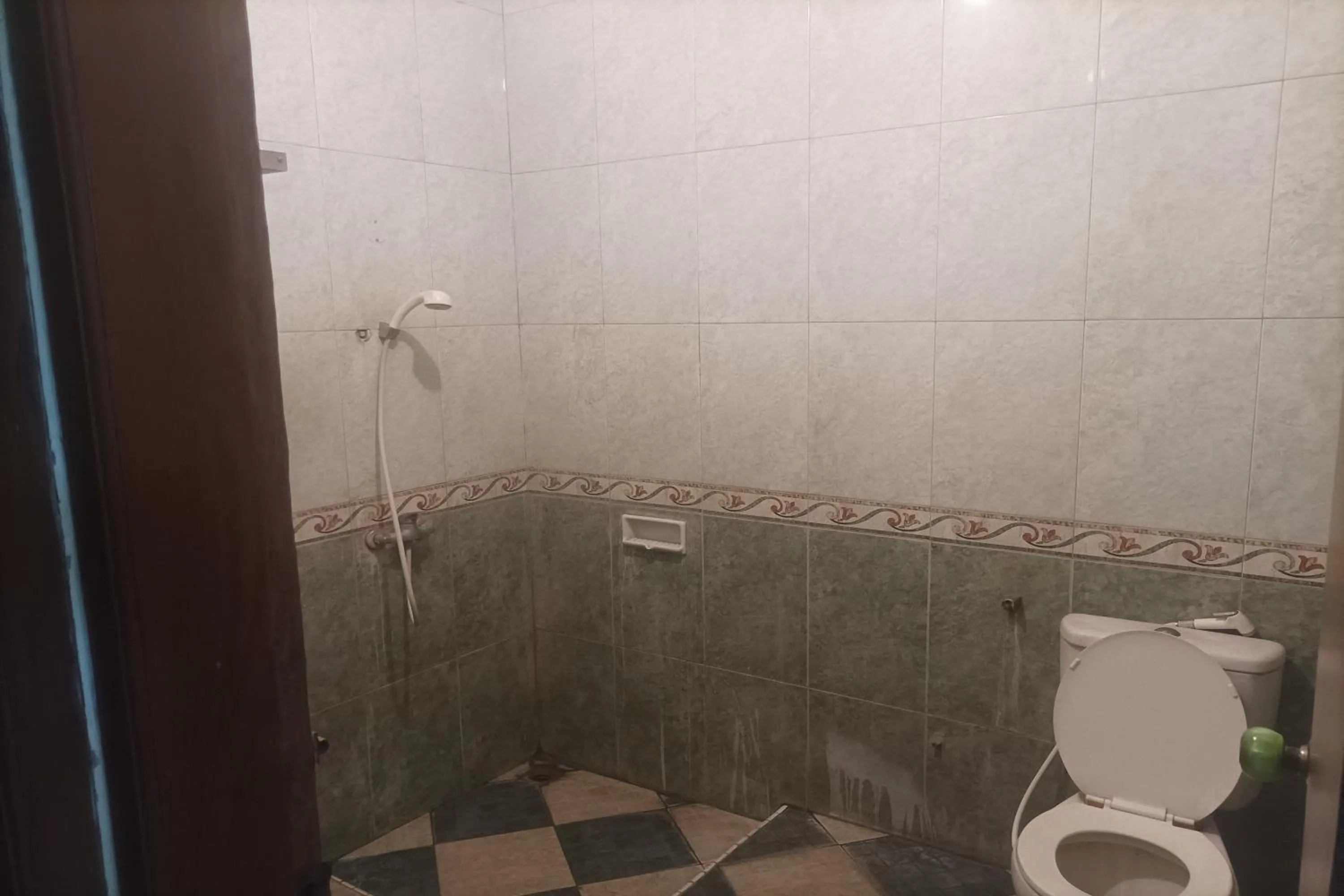 Bathroom in RedDoorz Plus near Alun Alun Kejaksan Cirebon