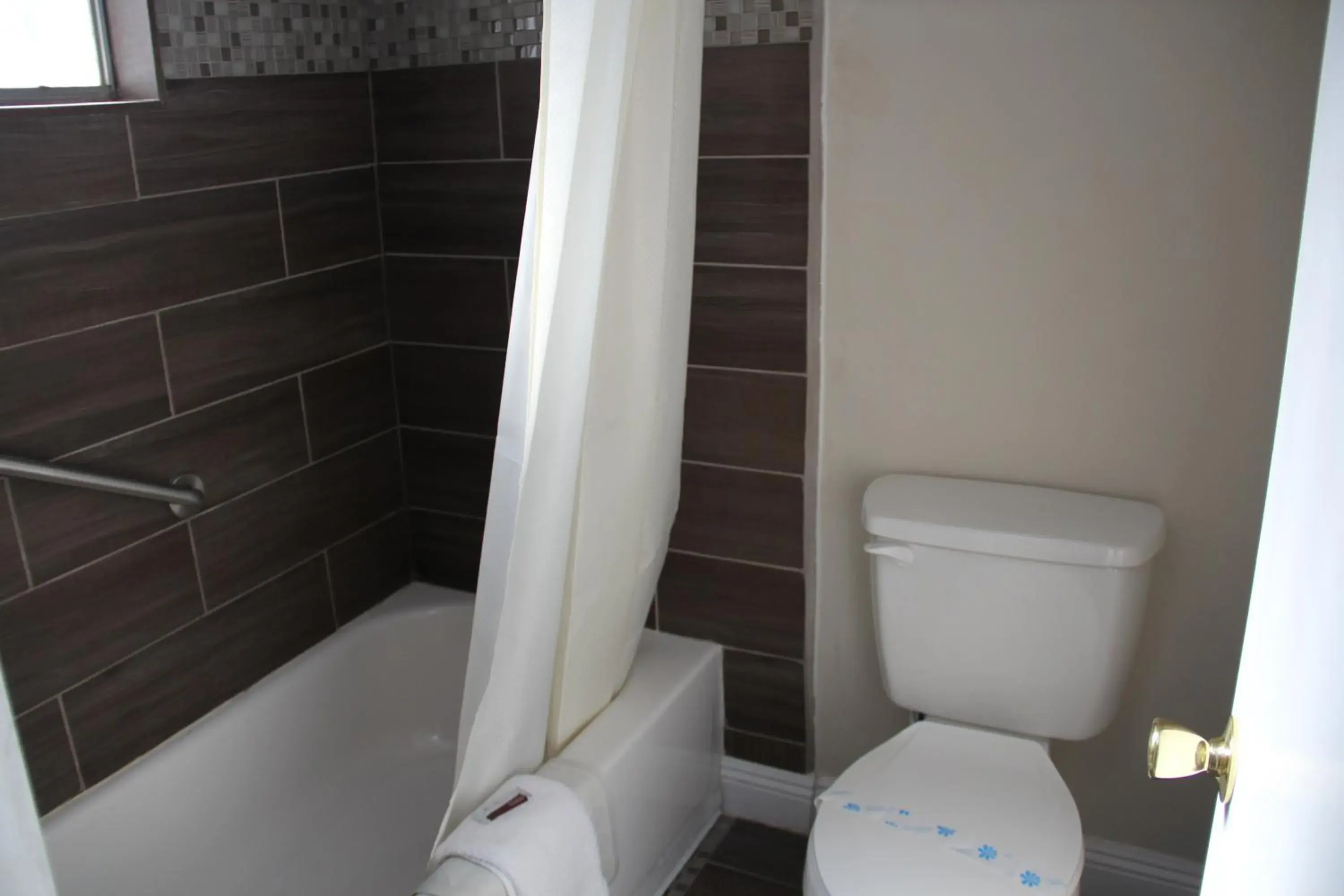 Toilet, Bathroom in Super Lodge Motel El Paso