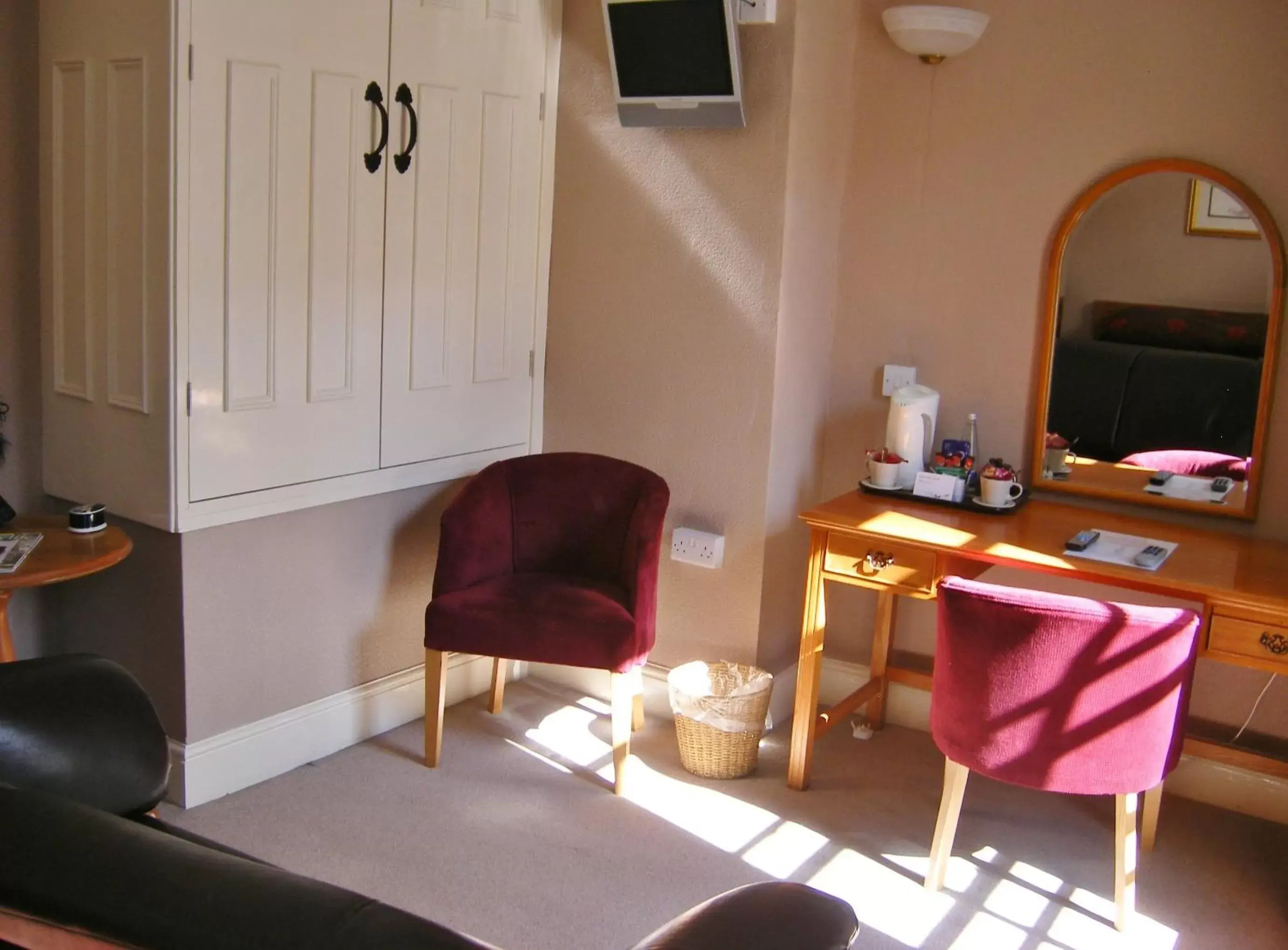 Photo of the whole room, TV/Entertainment Center in The Kings Head Hotel