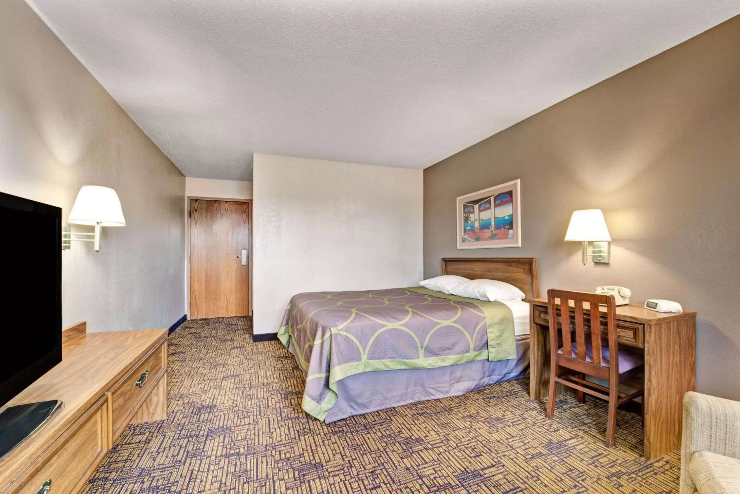Photo of the whole room, Bed in Super 8 by Wyndham Indianapolis Emerson