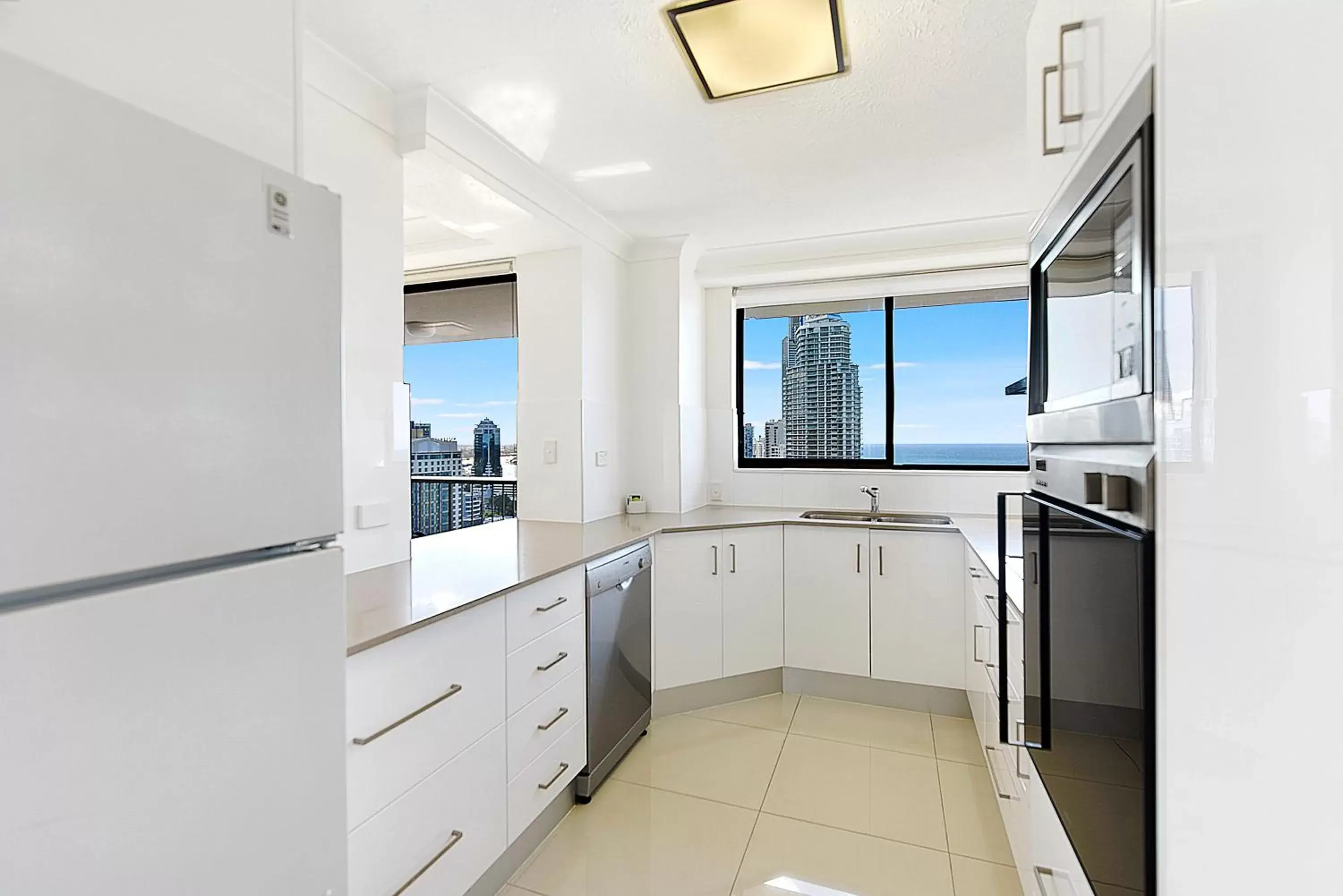 Kitchen or kitchenette in Surfers Century Oceanside Apartments
