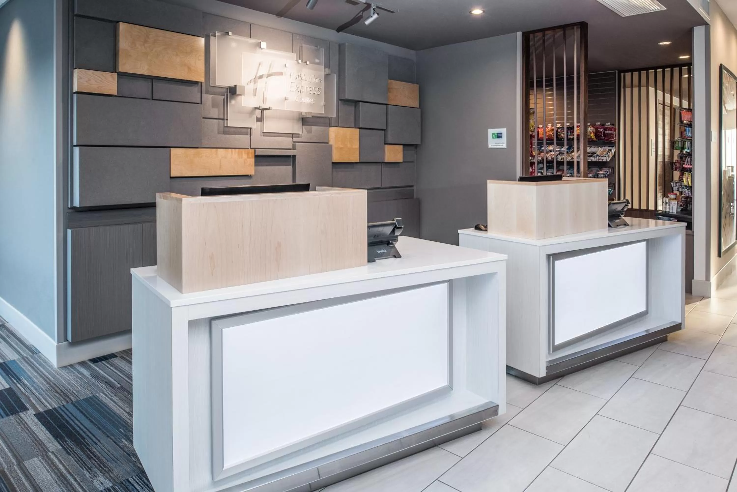 Lobby or reception in Holiday Inn Express & Suites Kingdom City by IHG