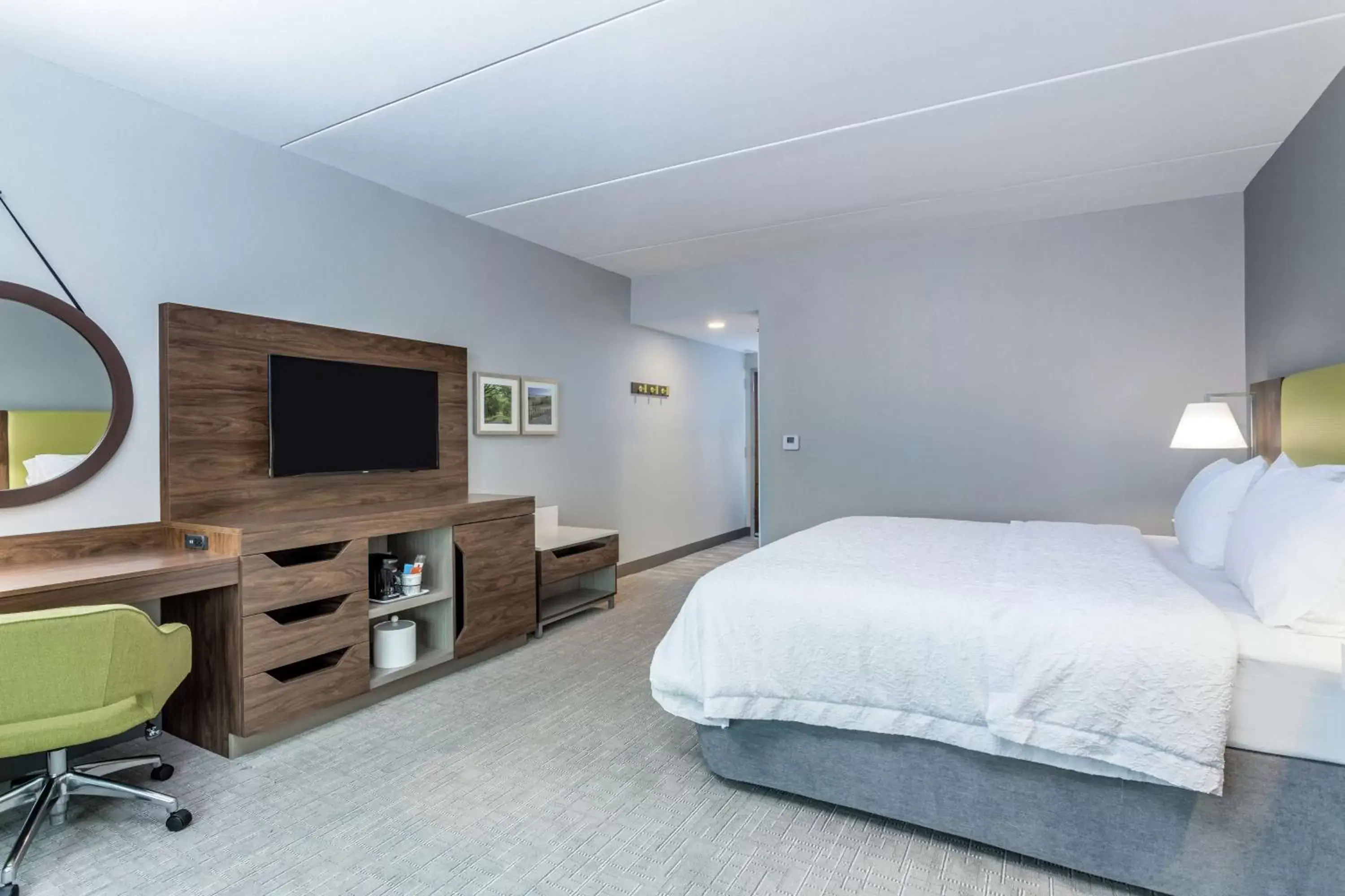 Bedroom, TV/Entertainment Center in Hampton Inn & Suites Saraland Mobile