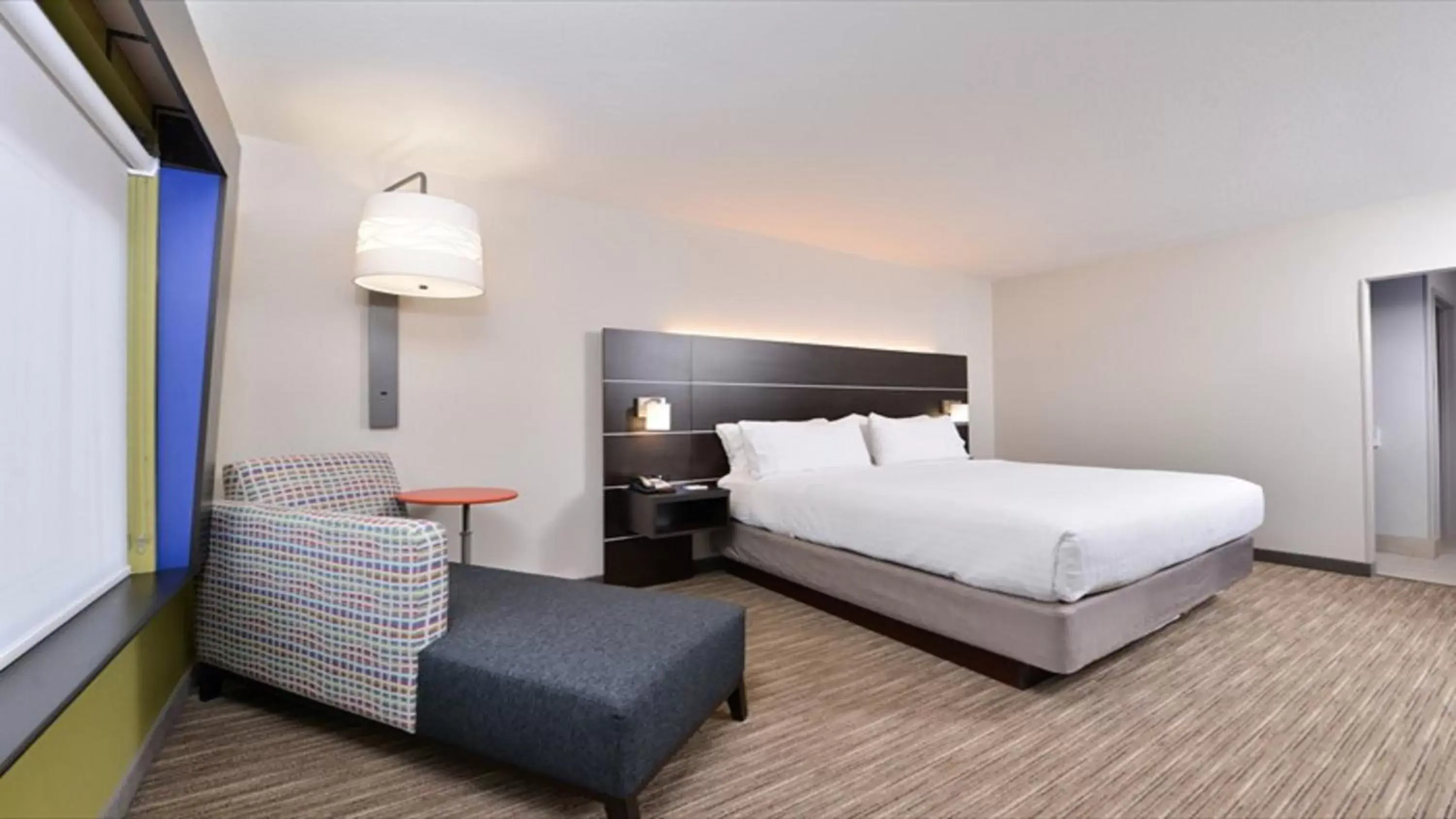 Photo of the whole room, Bed in Holiday Inn Express & Suites - Parkersburg East, an IHG Hotel