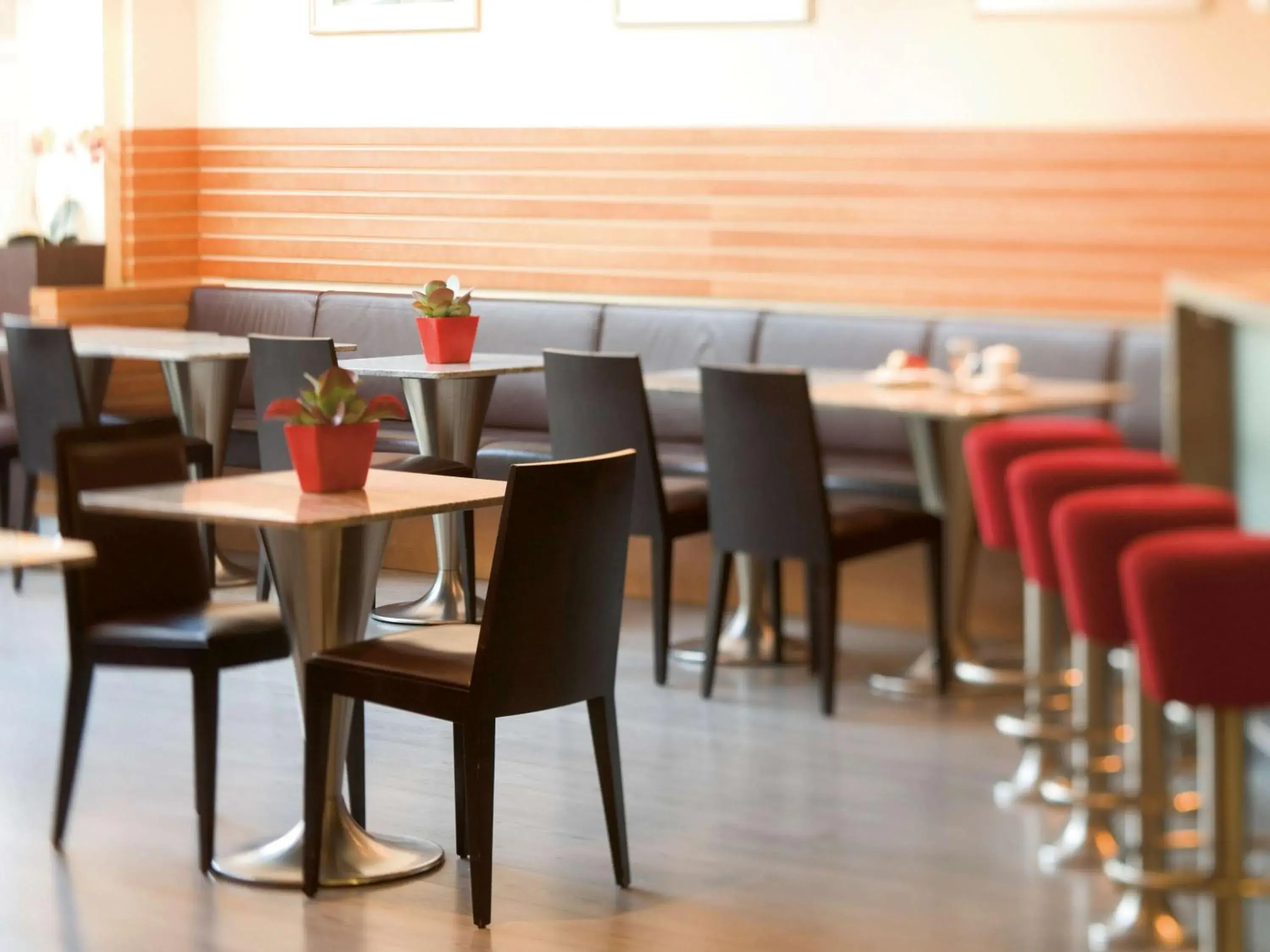 Lounge or bar, Restaurant/Places to Eat in Moevenpick Hotel Egerkingen