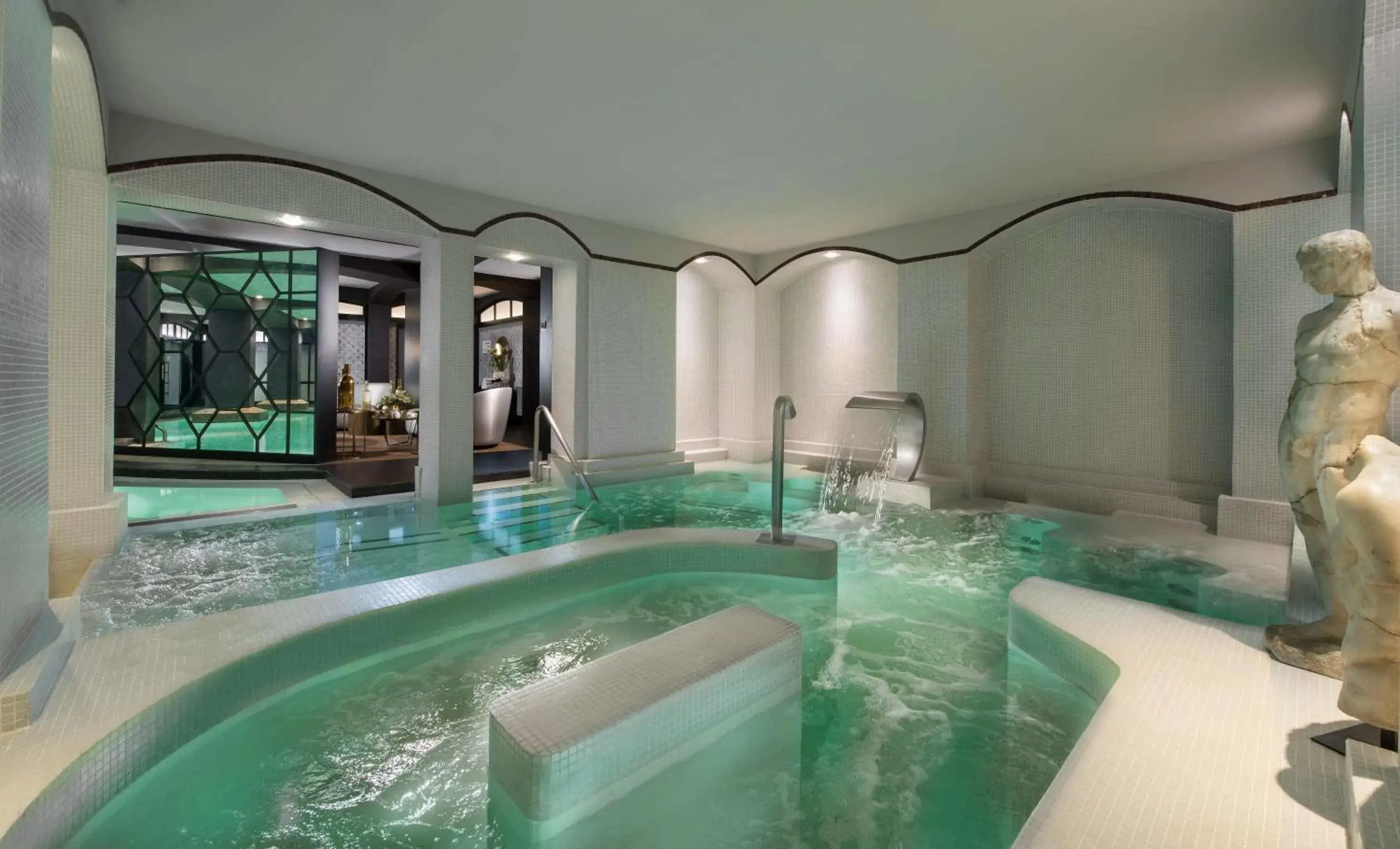 Hot Tub, Swimming Pool in Hotel Barriere Le Fouquet's