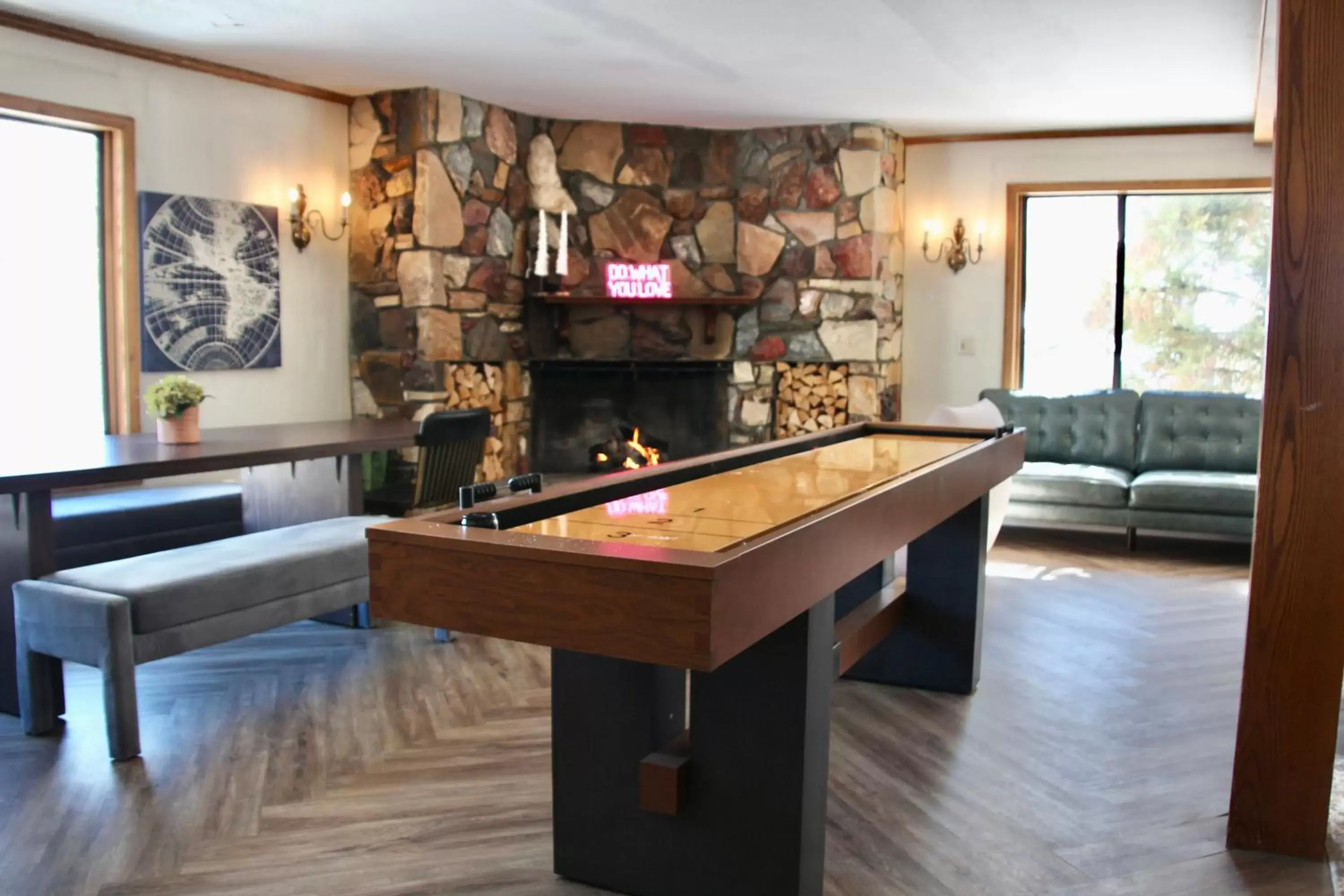 Communal lounge/ TV room, Billiards in Sierra Blue Hotel & Swim Club