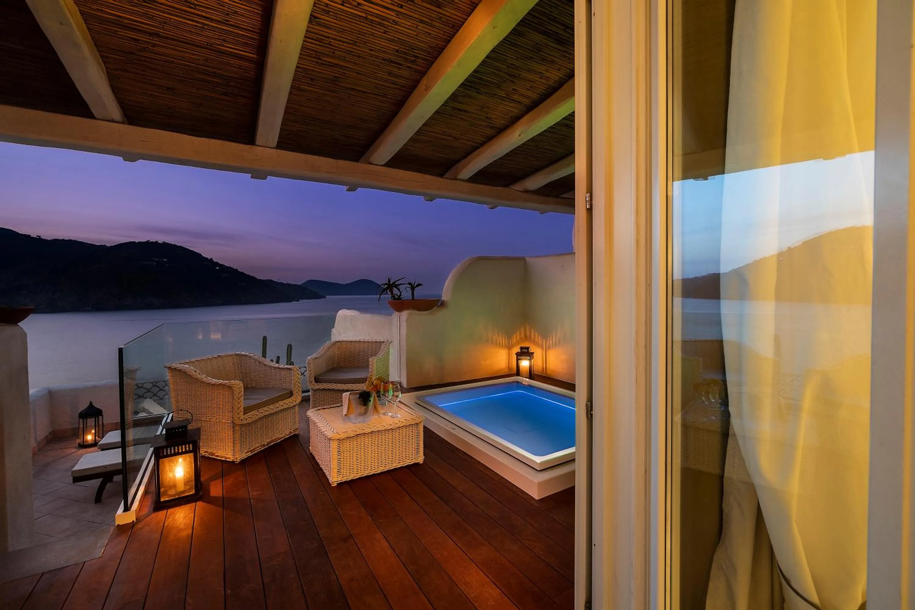 Hot Tub in Therasia Resort Sea and SPA - The Leading Hotels of the World
